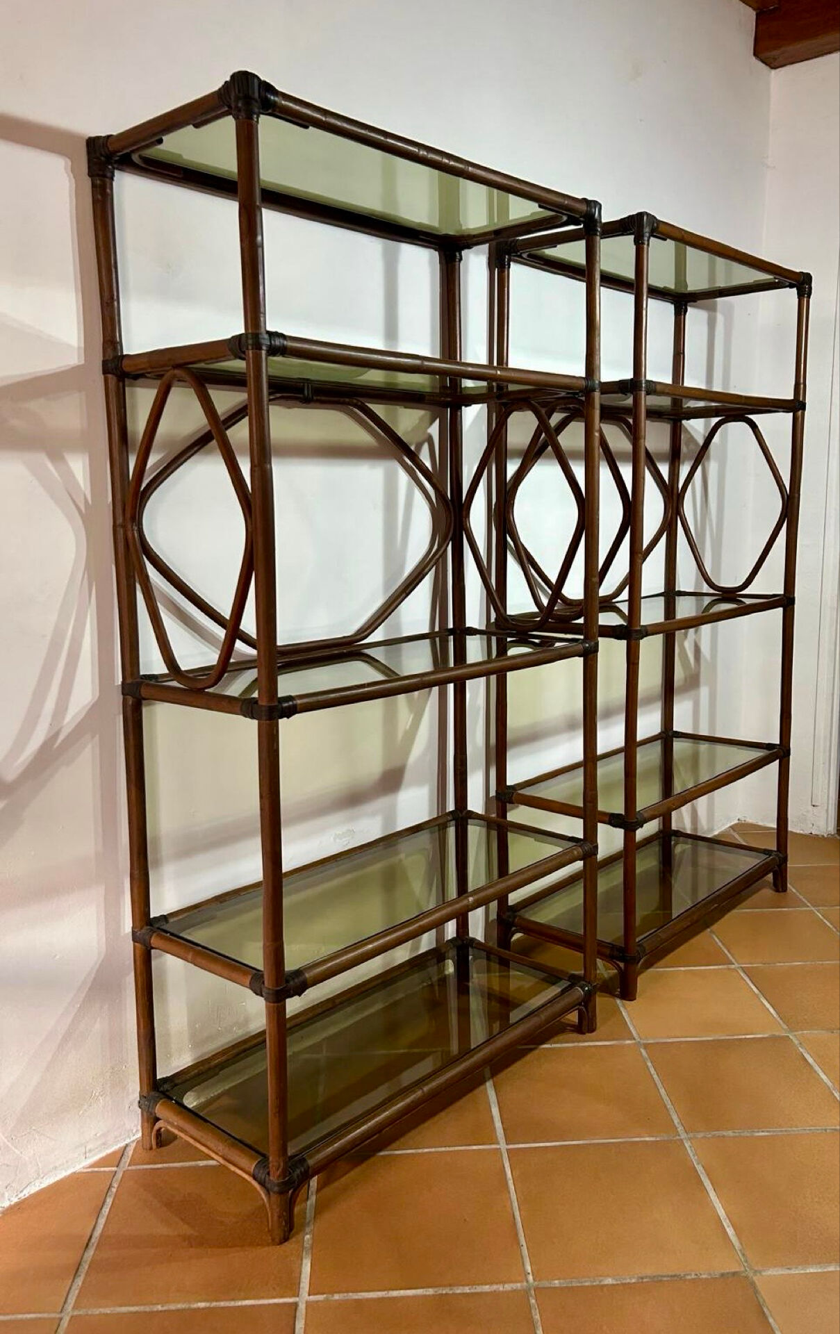 Étagères en rotin  et verre fumé, 60s . 