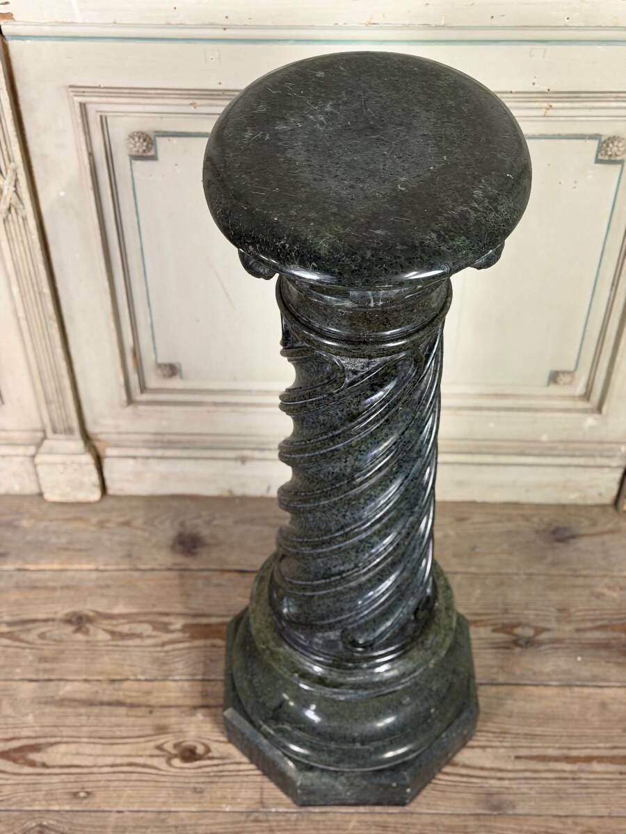 Column in green serpentine marble, shaft sculpted in a spiral, circa 1880
