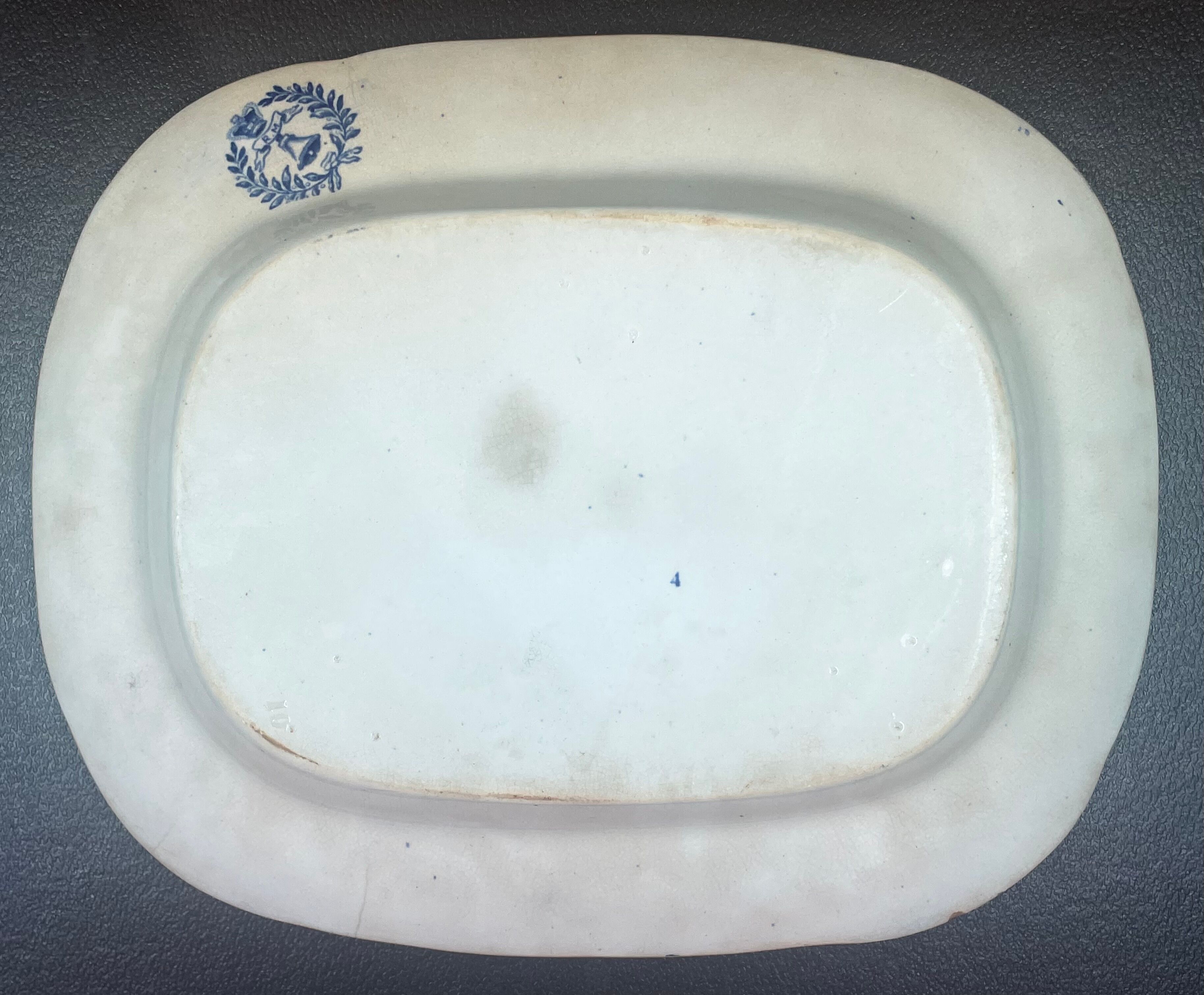 Plat creux en faïence à décor pagodes Chine XIXe
