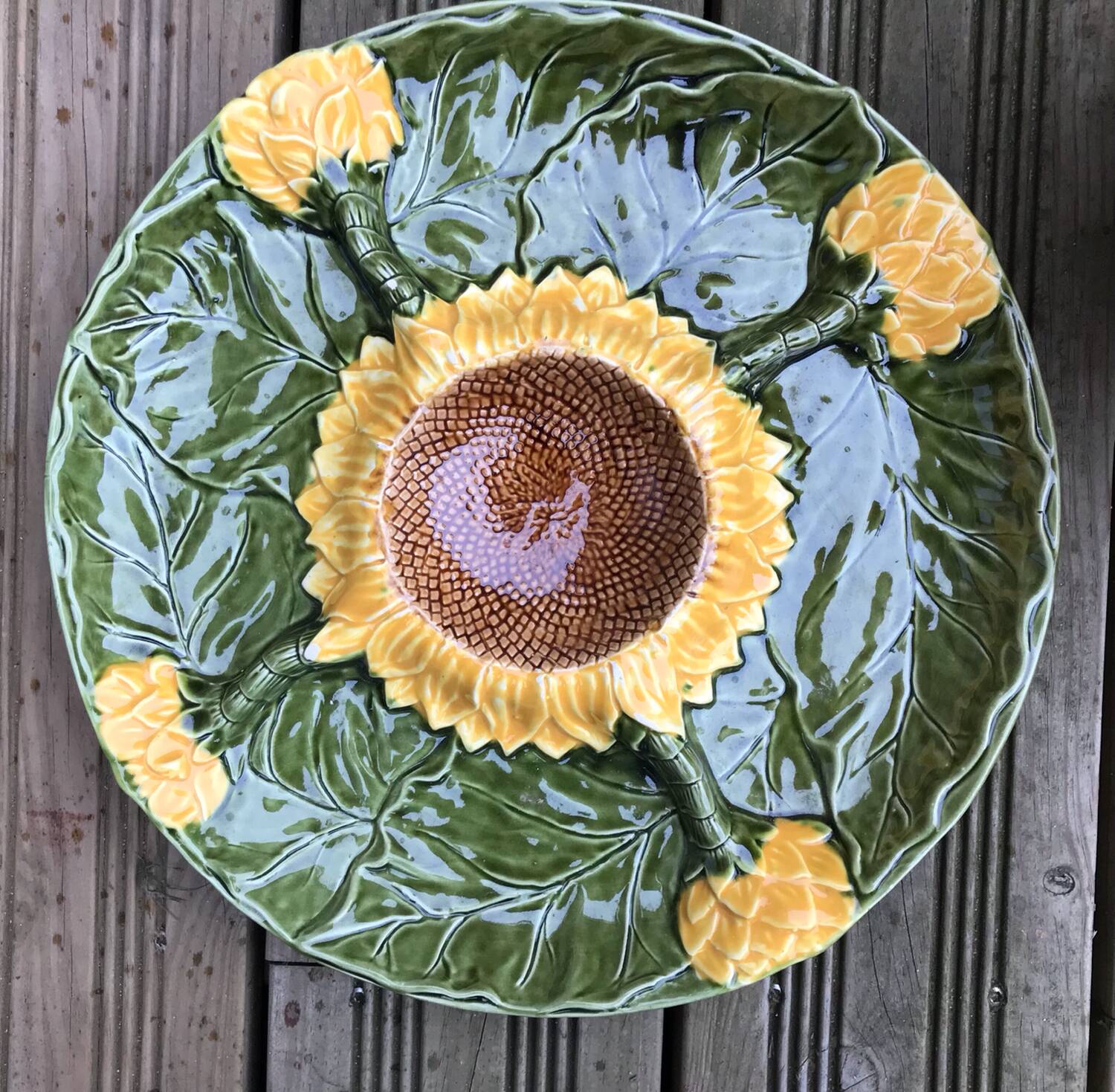 Begging dish and sunflower slip salad bowl