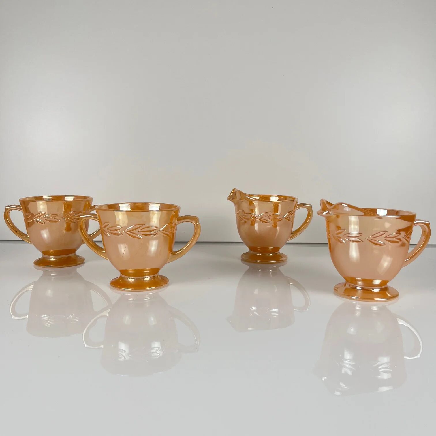 Important Fire-King Peach Lustre "Laurel Leaf" service for 12 people, Anchor Hocking, USA, 1950s.