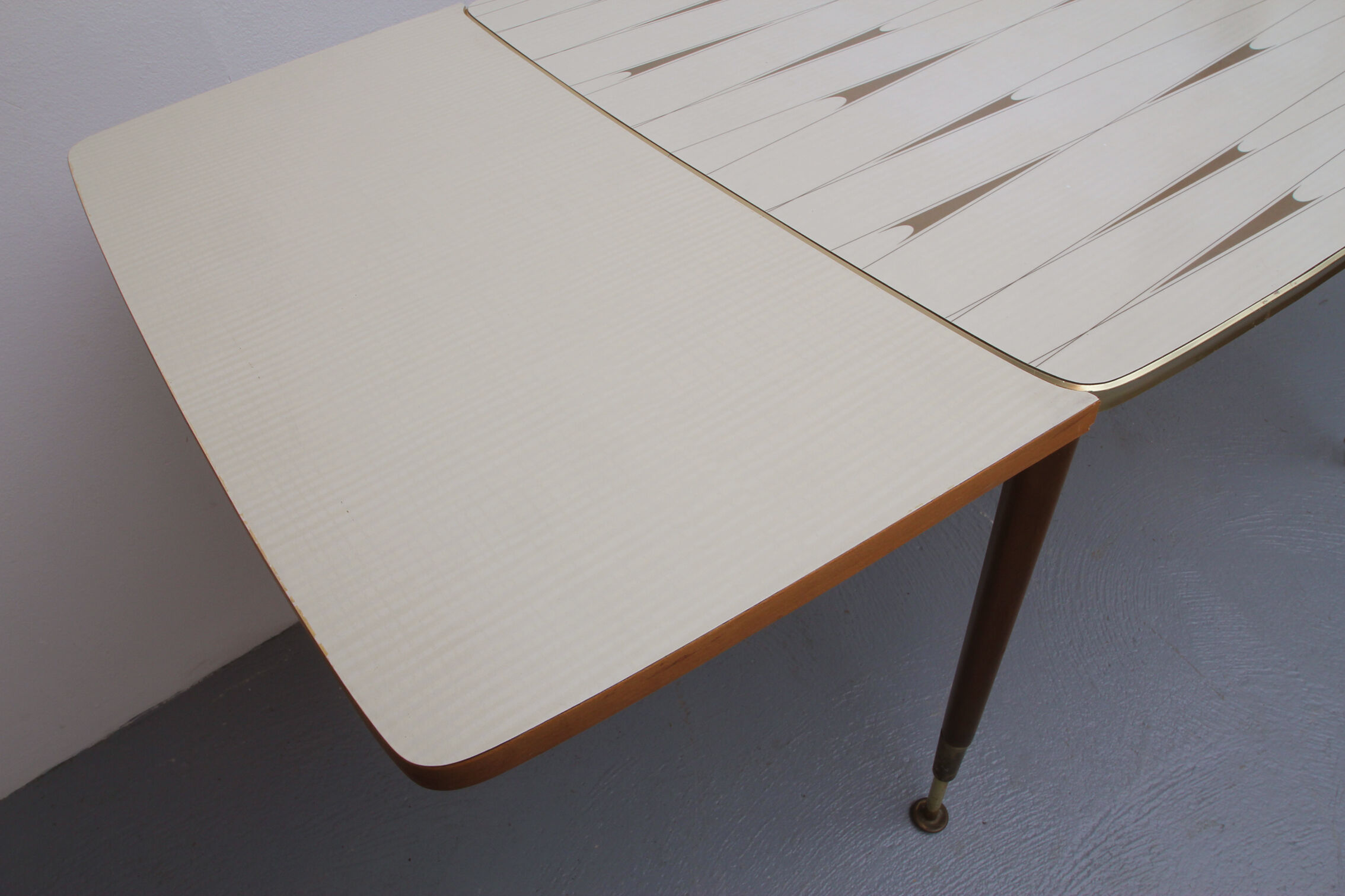 1950s extendible coffeetable in formica