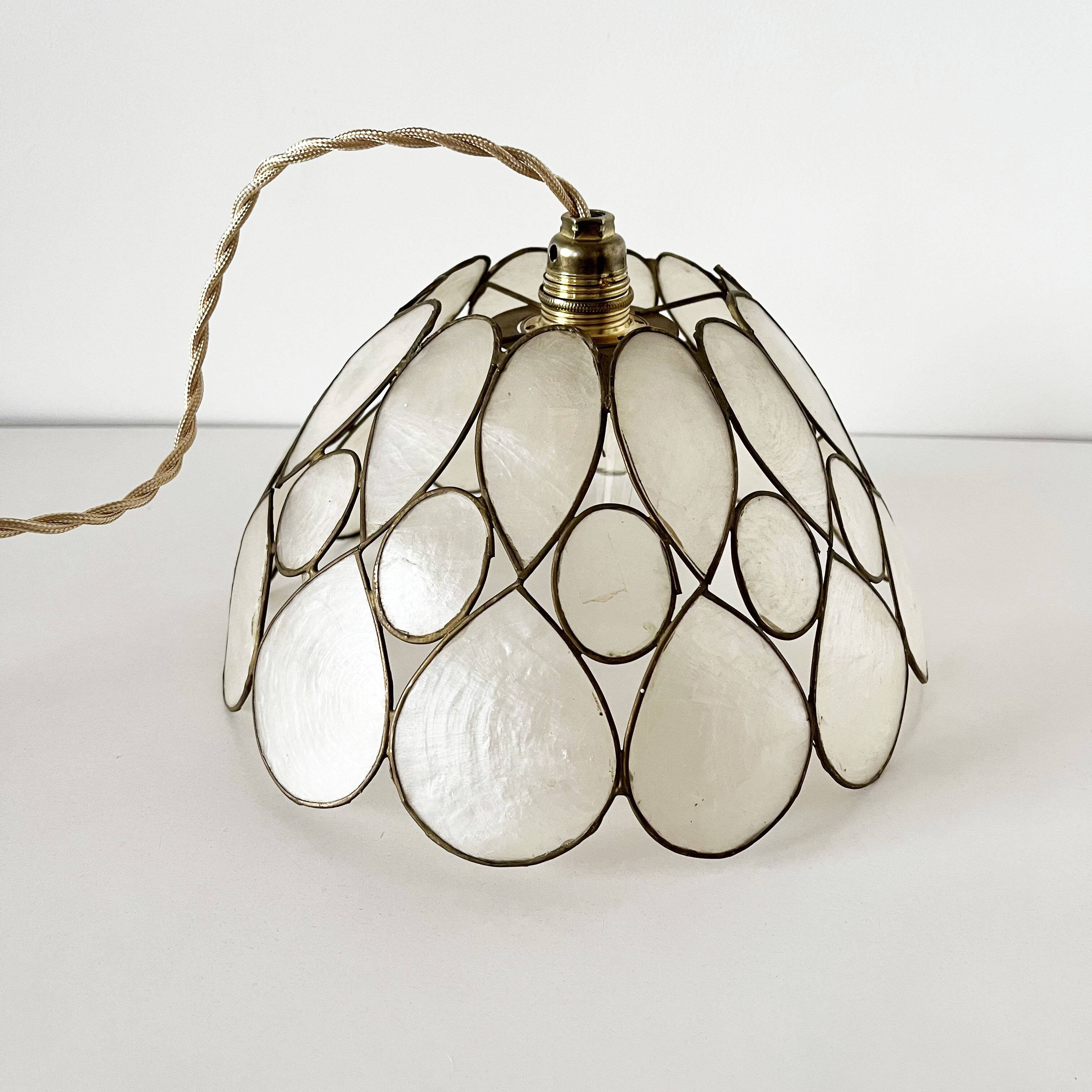 Mother-of-pearl petal pendant lamp