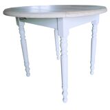 Round dining table