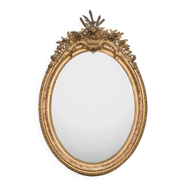 Miroir ovale français du XIXe siècle en feuille d’or avec fronton