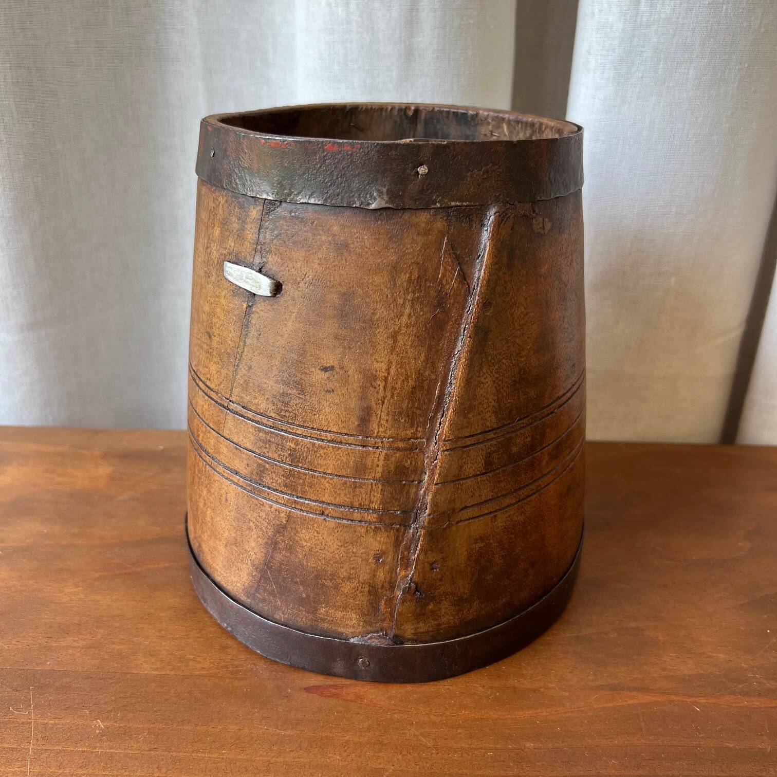 Atypical wooden planter