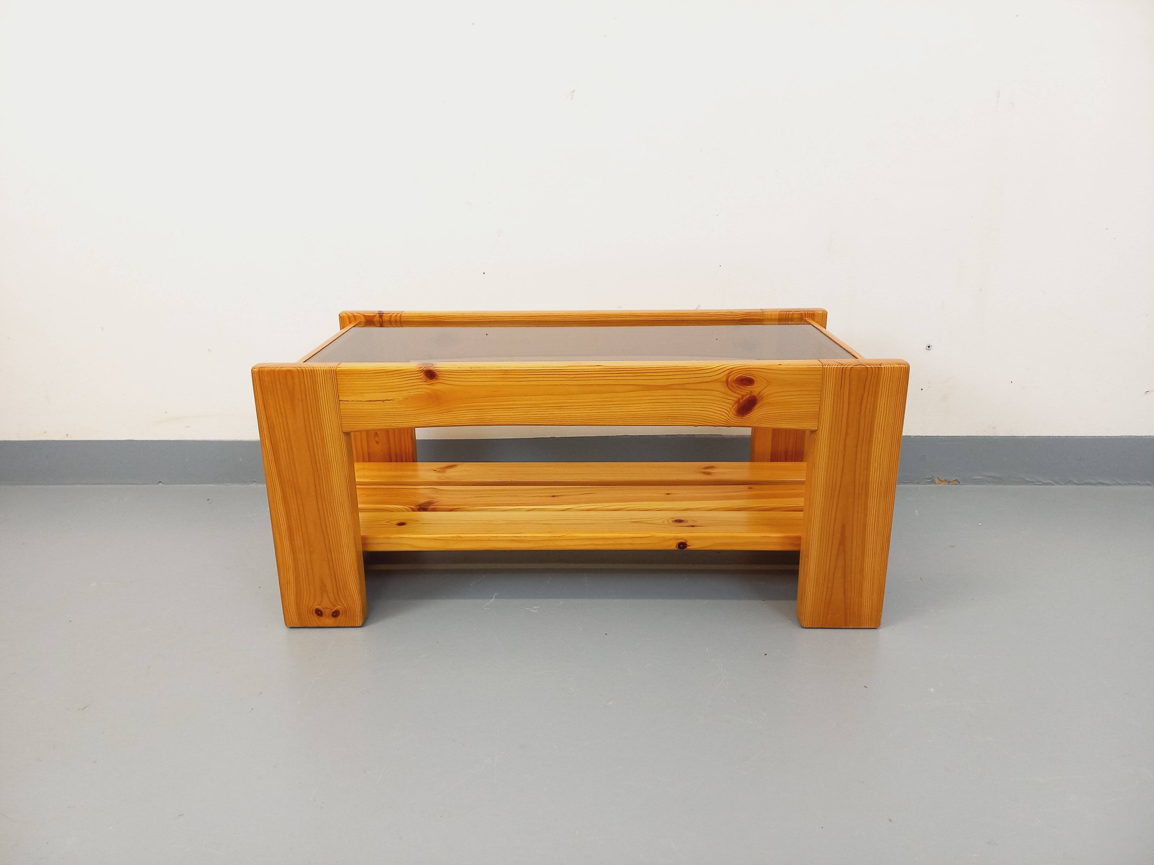 Table basse vintage en pin et verre fumé des années 70 80