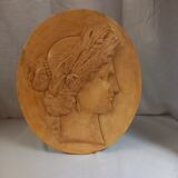 Médaillon en plâtre, haut relief, patine ocre jaune, représentant la divinité romaine Cérès