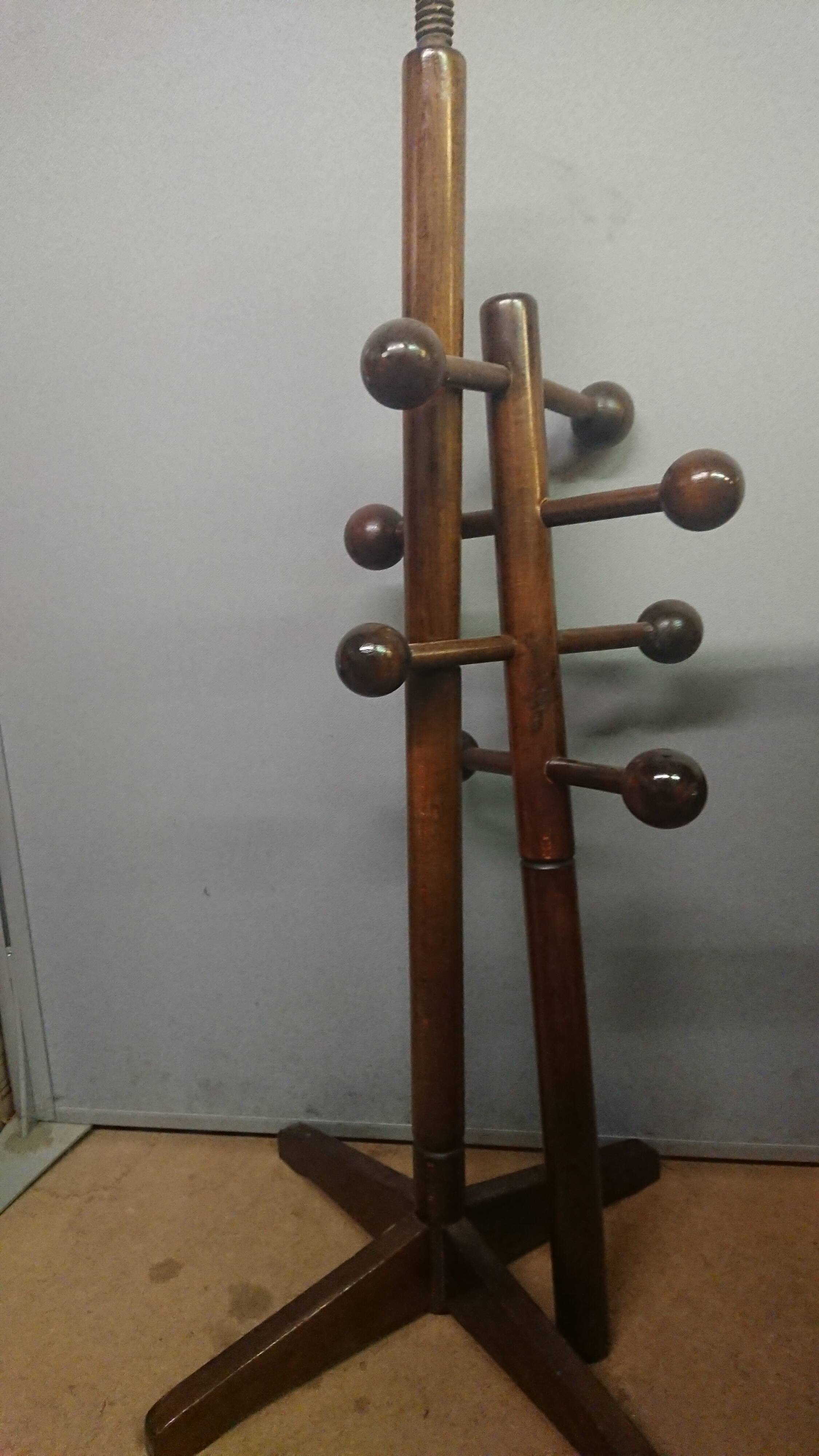 Flexible wooden coatrack