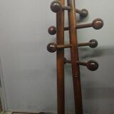 Flexible wooden coatrack