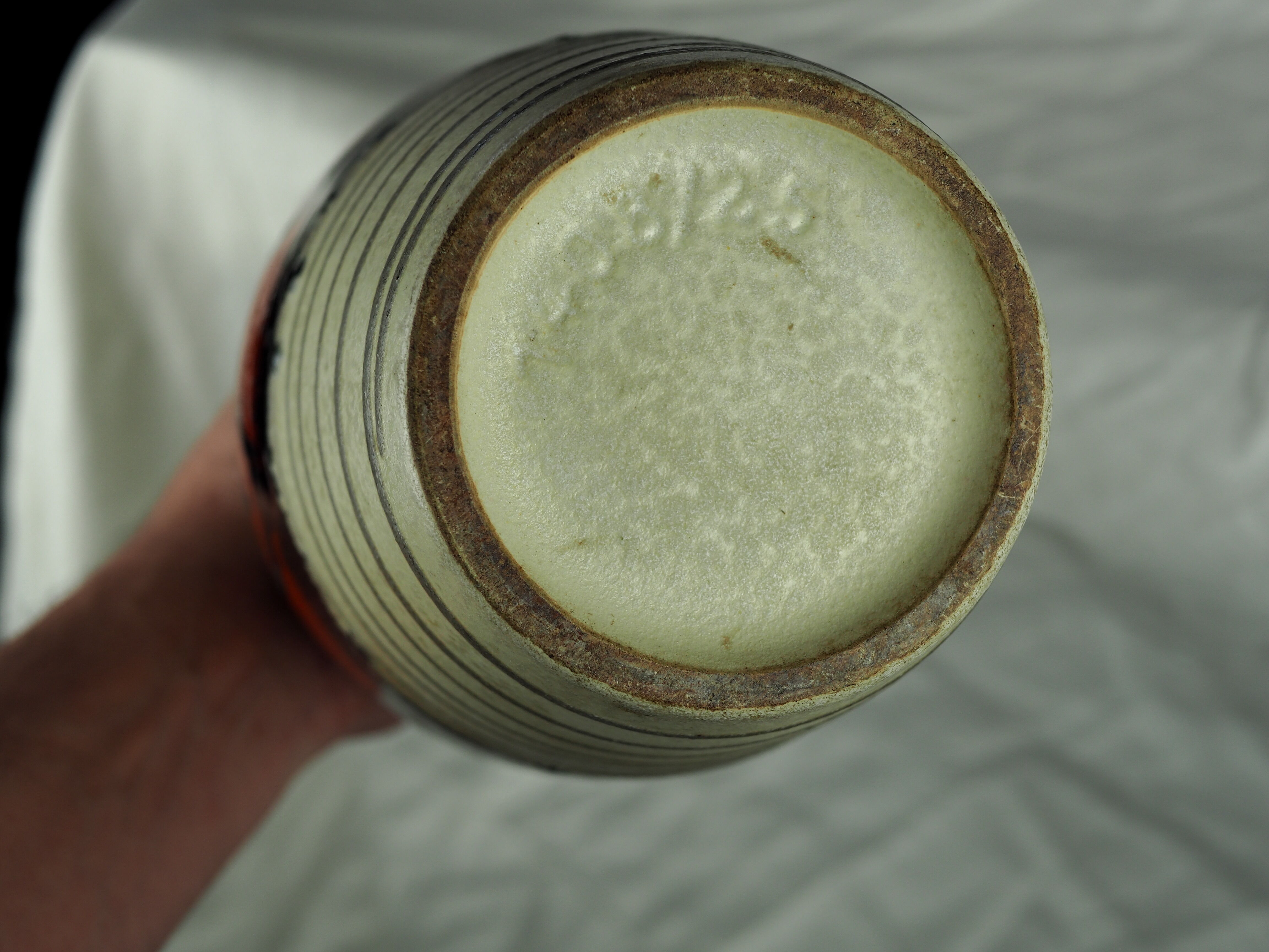 Frieze vase with green and red round