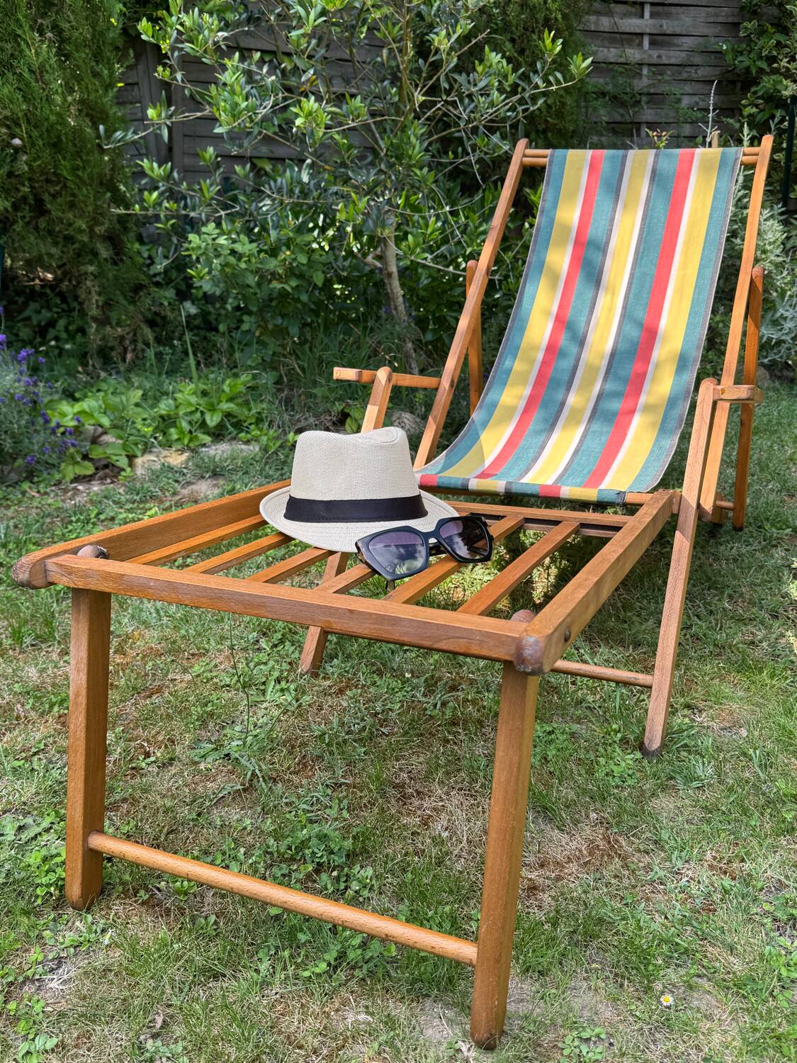 Vintage wooden deckchair/chilienne with footrest — 1960s