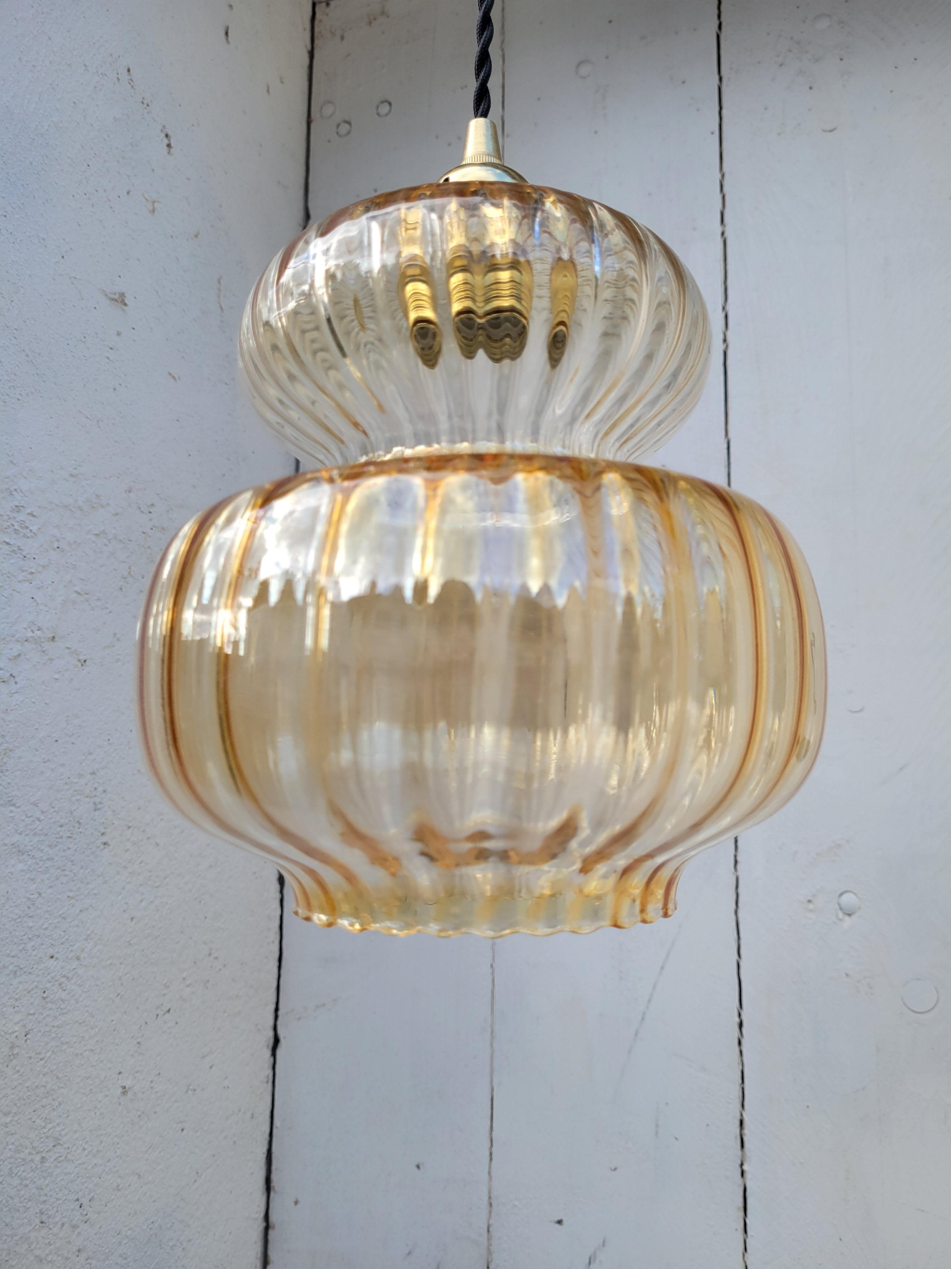 Striated glass suspension
