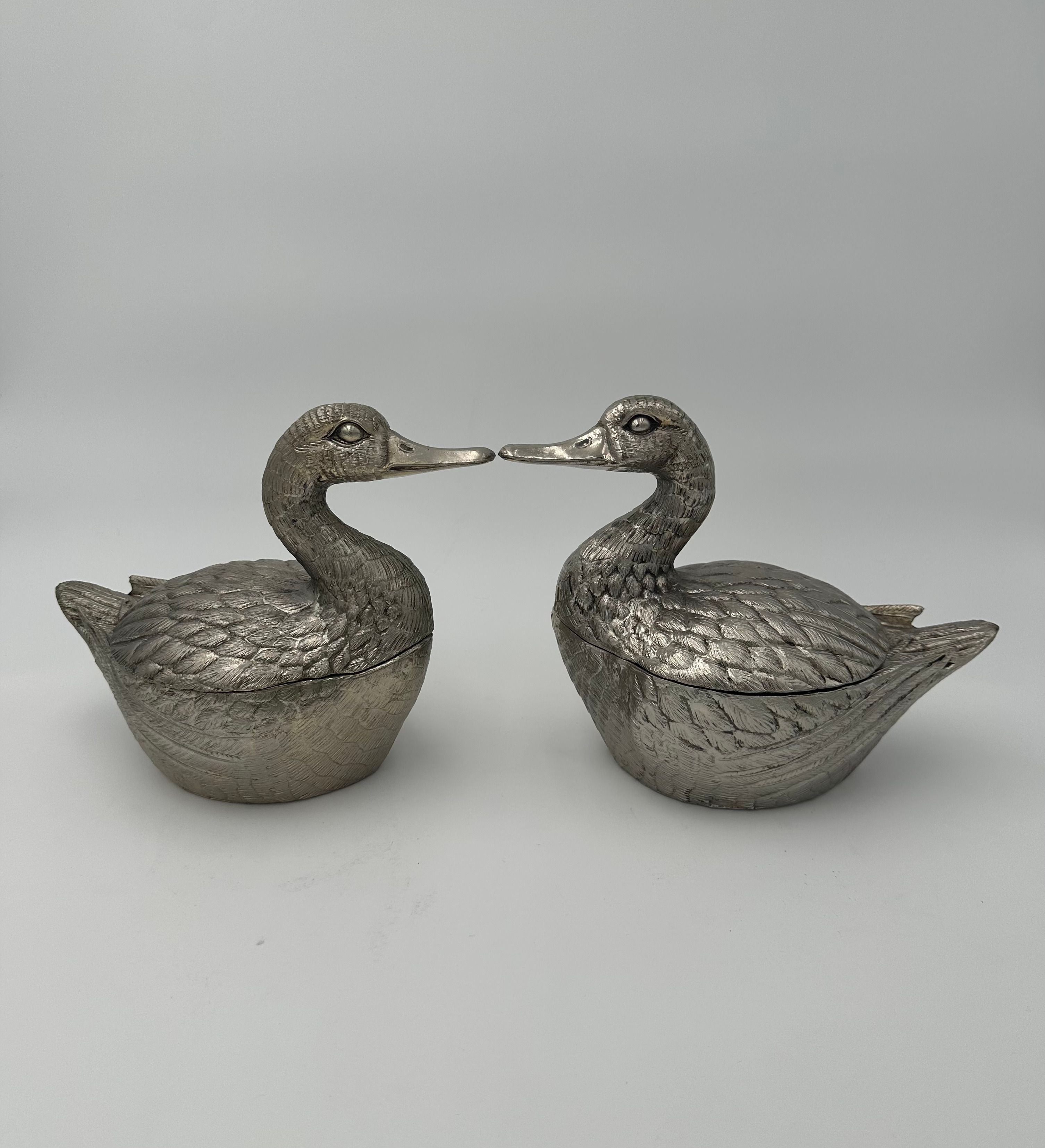 Suite de deux seaux à glace représentant un canard en métal argenté de Mauro Manetti
