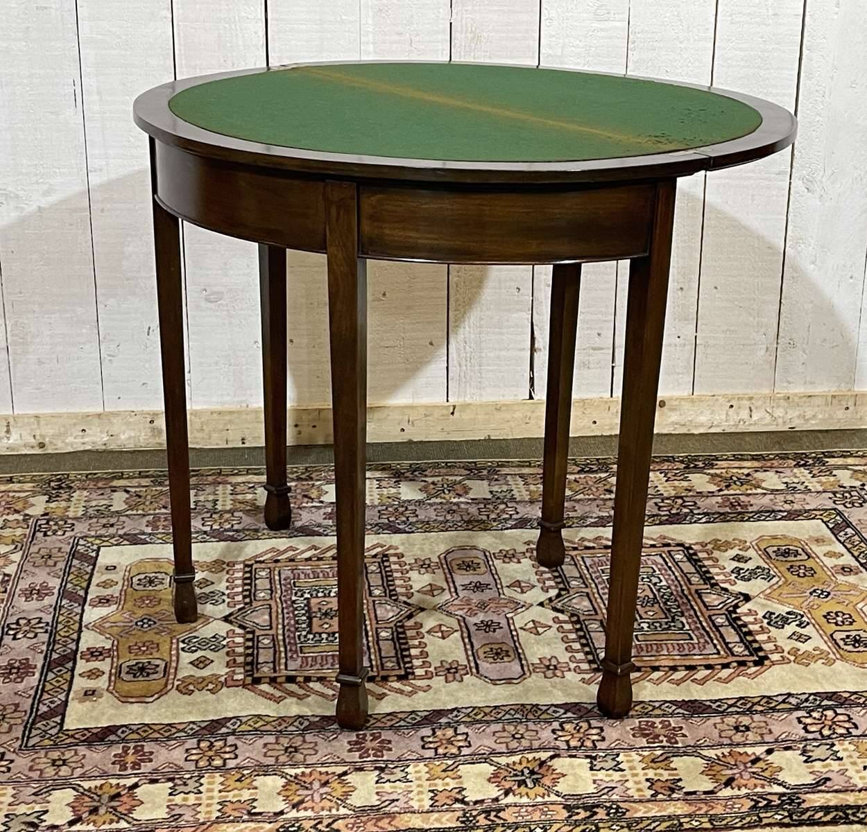 English game table in mahogany from the early 20th century.