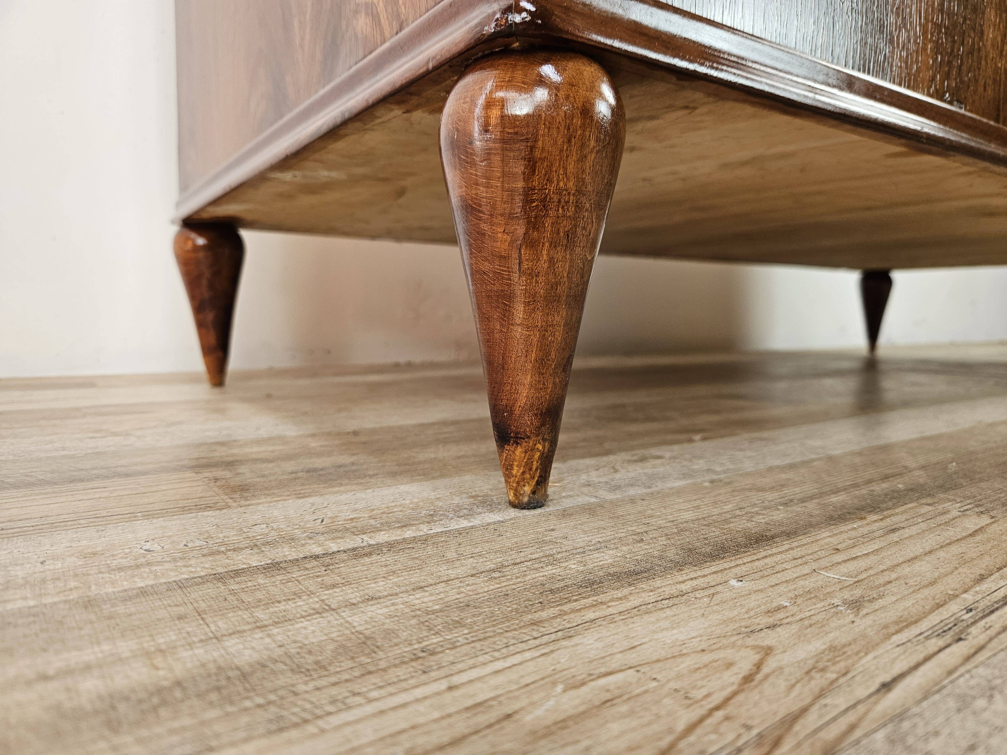 Art Decò chest of drawers in walnut burl with four drawers