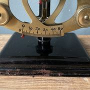 Ancien pèse lettrés Columbus Bilatéral sur pied dans sa boîte d’origine