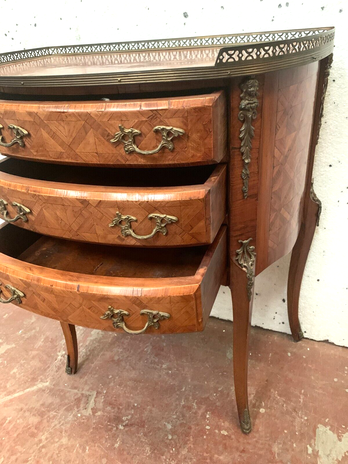 Commode demi lune de style Louis XV en marqueteriea fond de cubes XX siècle