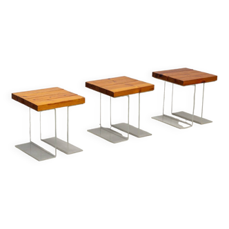 Ensemble de trois tables d'appoint en plexiglas et bois d'orme 1970 France