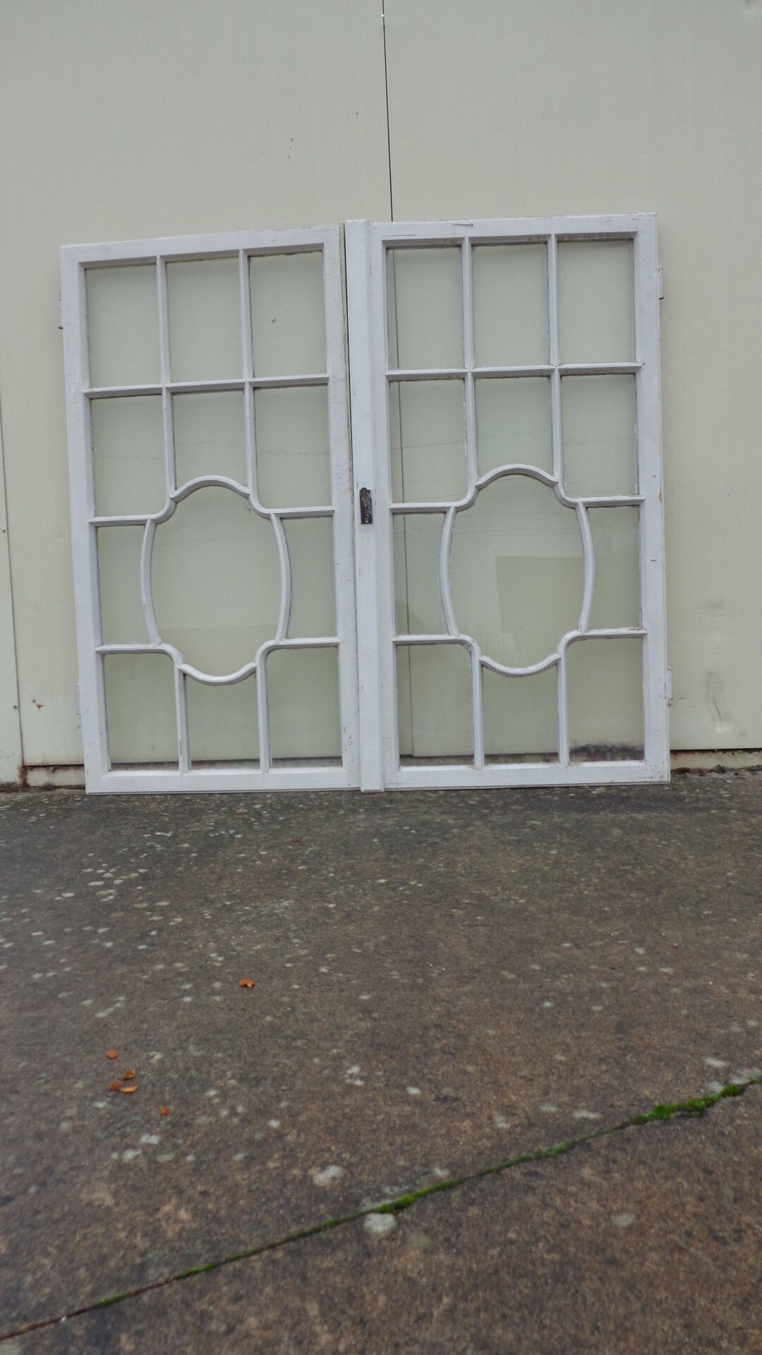 Suite de 5 paires de fenêtres à médaillon