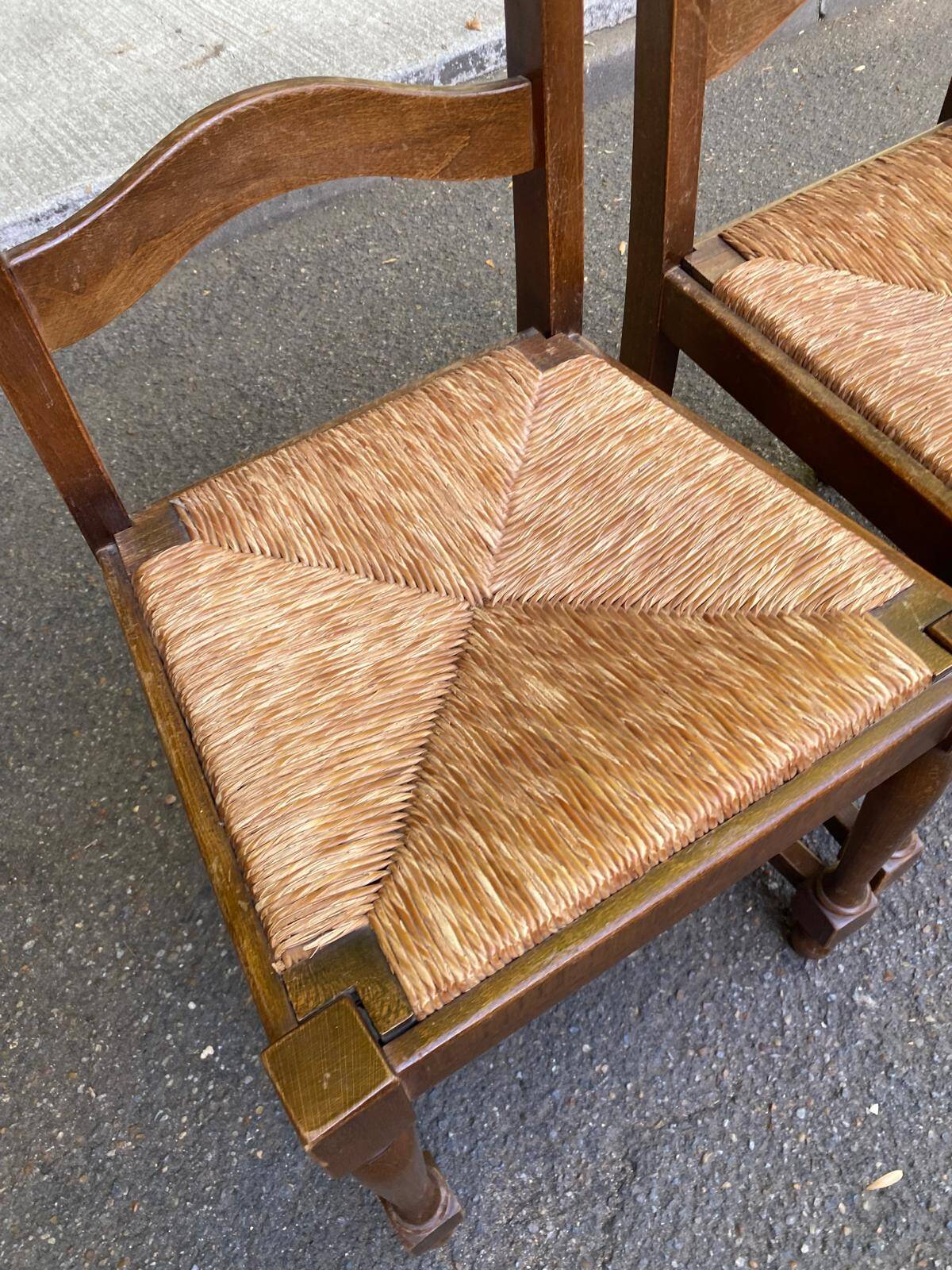 2 dining chairs in solid wood and rush, Chippendale ladder style.