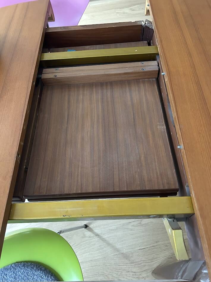 Extendable teak table