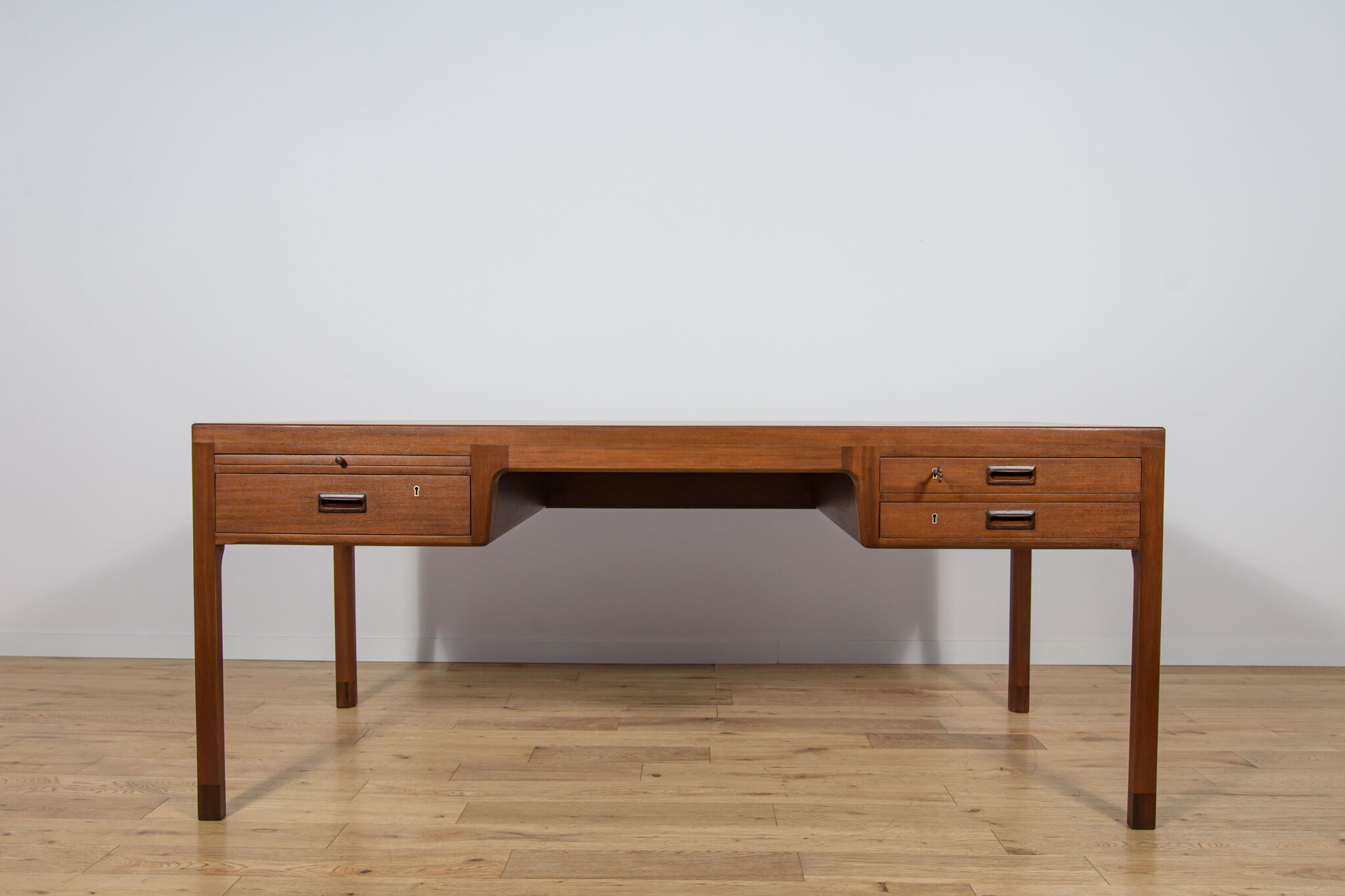 Bureau en teck du milieu du siècle par Ejner Larsen et Aksel Bender Madsen pour Willy Beck, Danemark, années 1950.