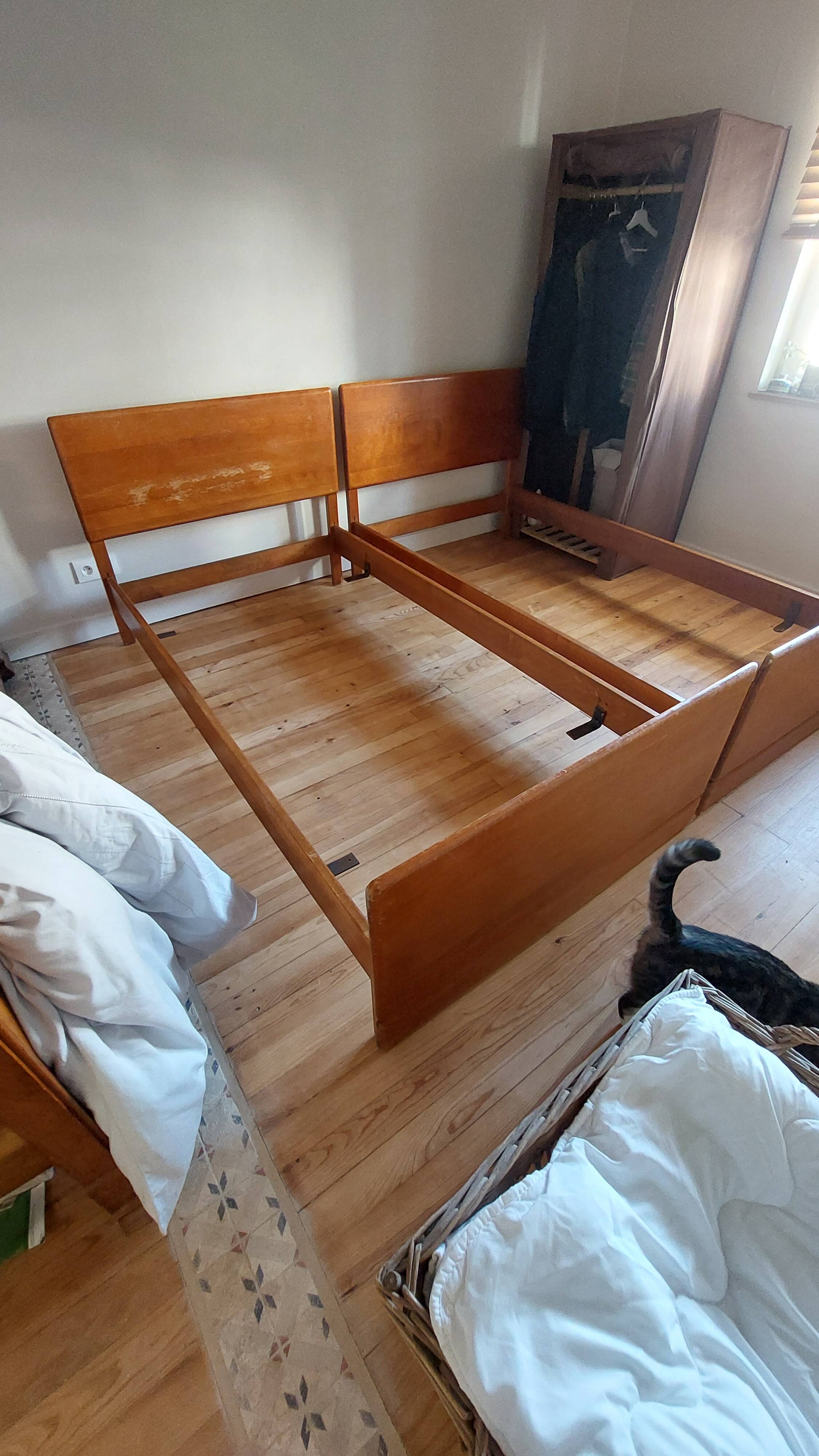 American twin beds in Shaker style from the early 20th century.