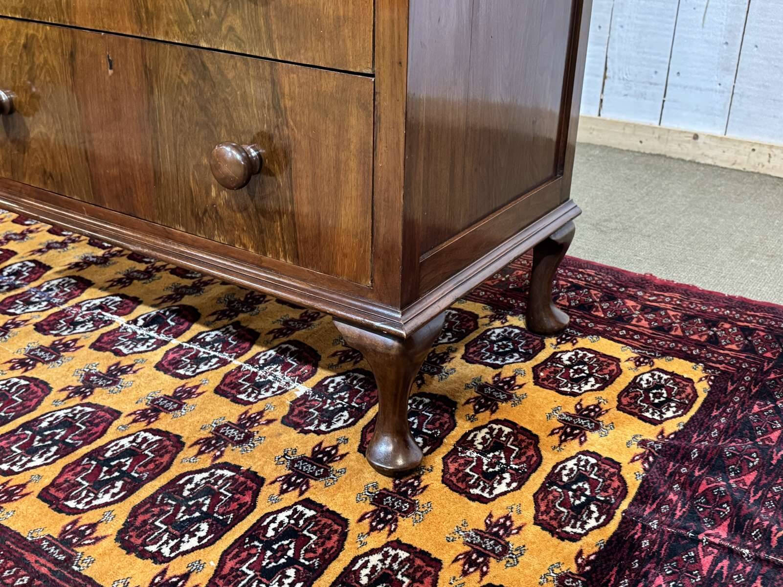 Commode anglaise en loupe de noyer et chêne, années 1930