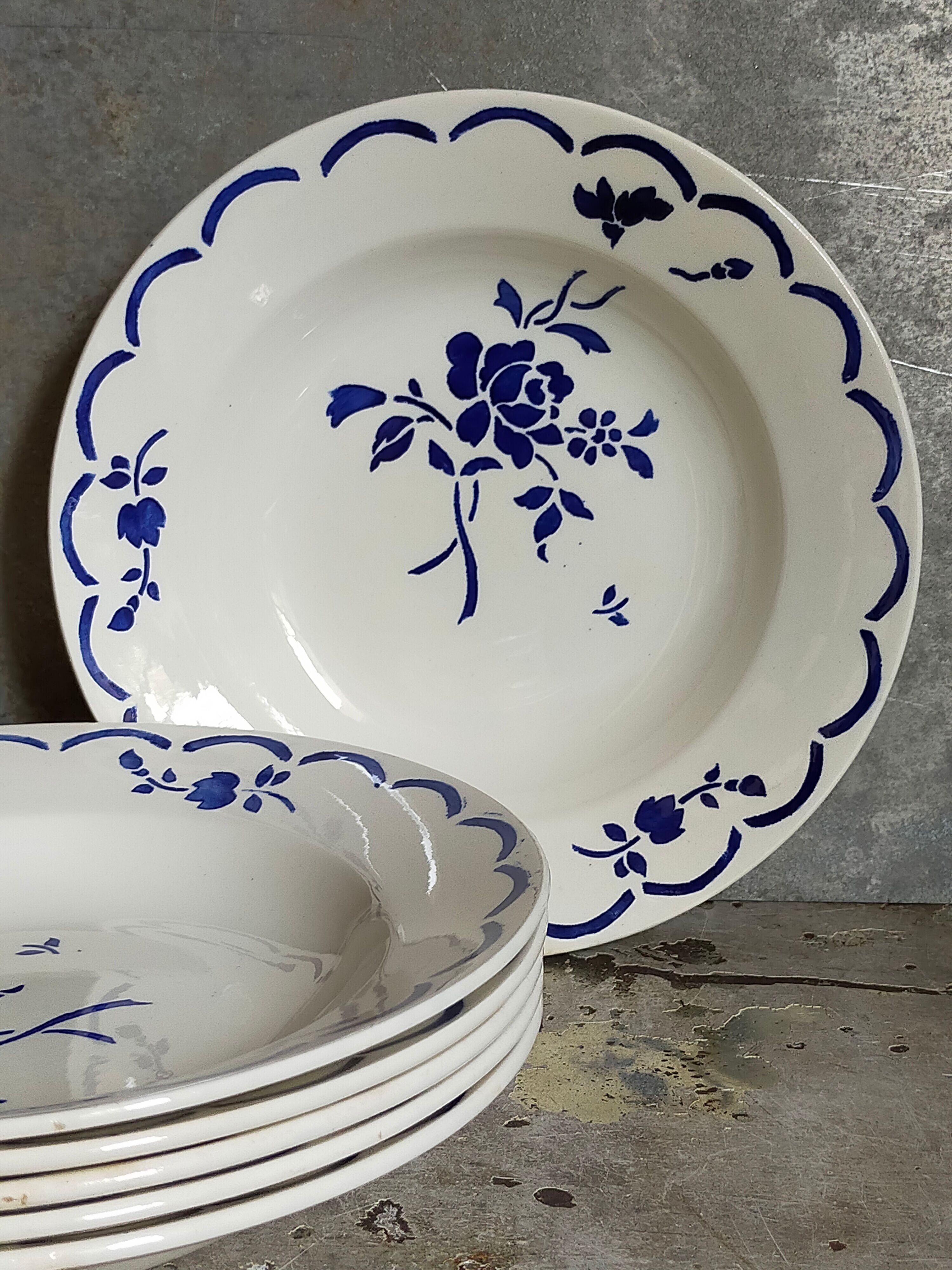 Six "grandma" plates of gien with blue flowers
