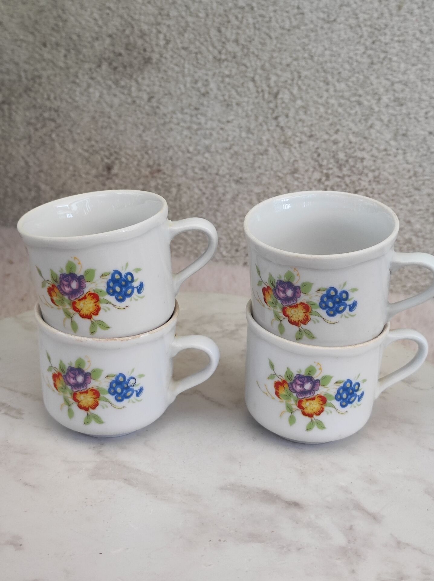 Coffee cup with floral design in porcelain