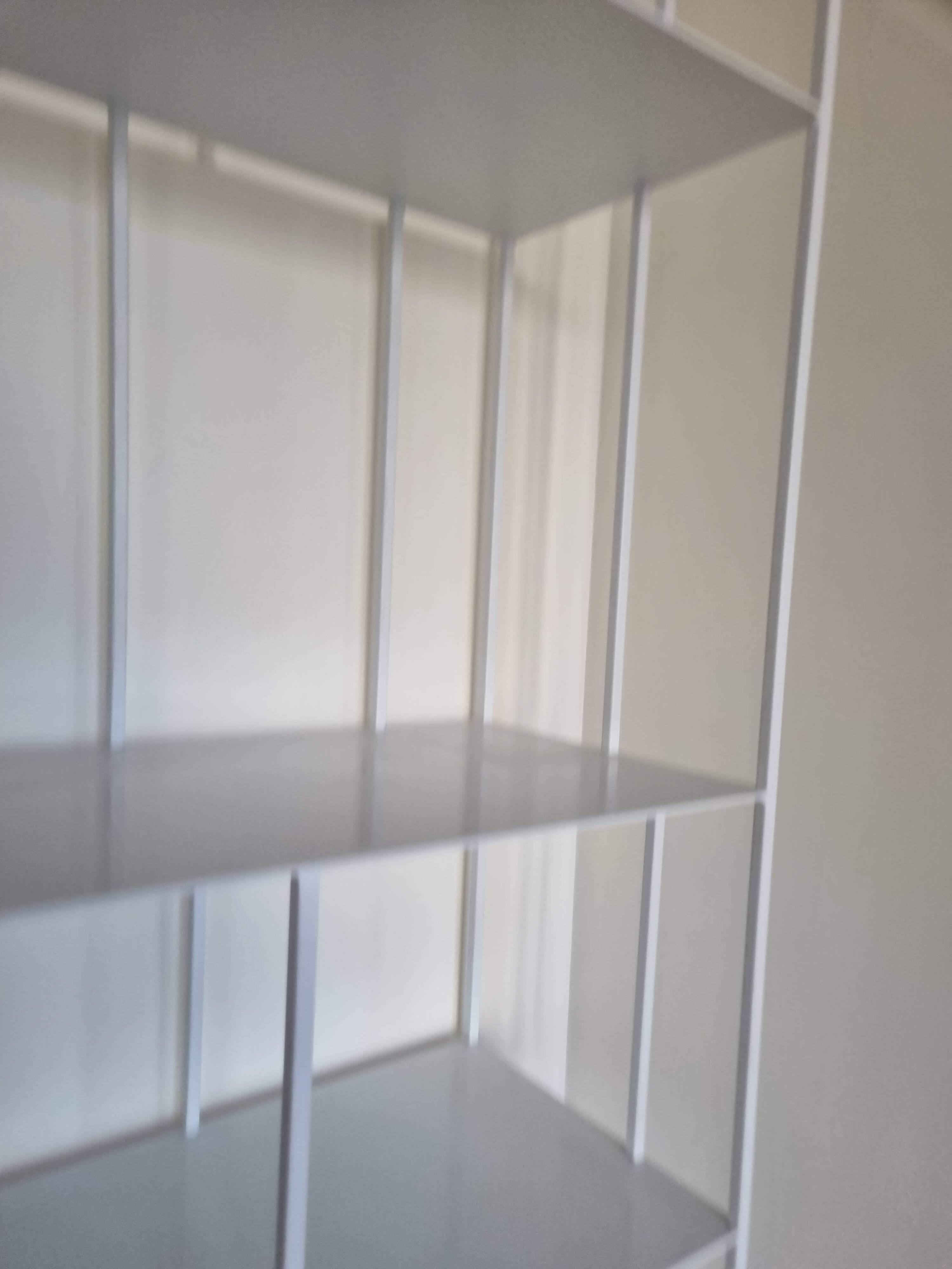 Bibliothèque en métal blanc