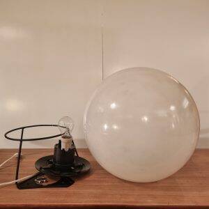Large plastic sphere globe table lamp – Raak Amsterdam | Vintage design lamp
