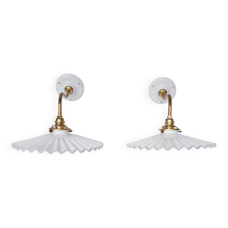 Vintage wall lights in brass and pleated opaline