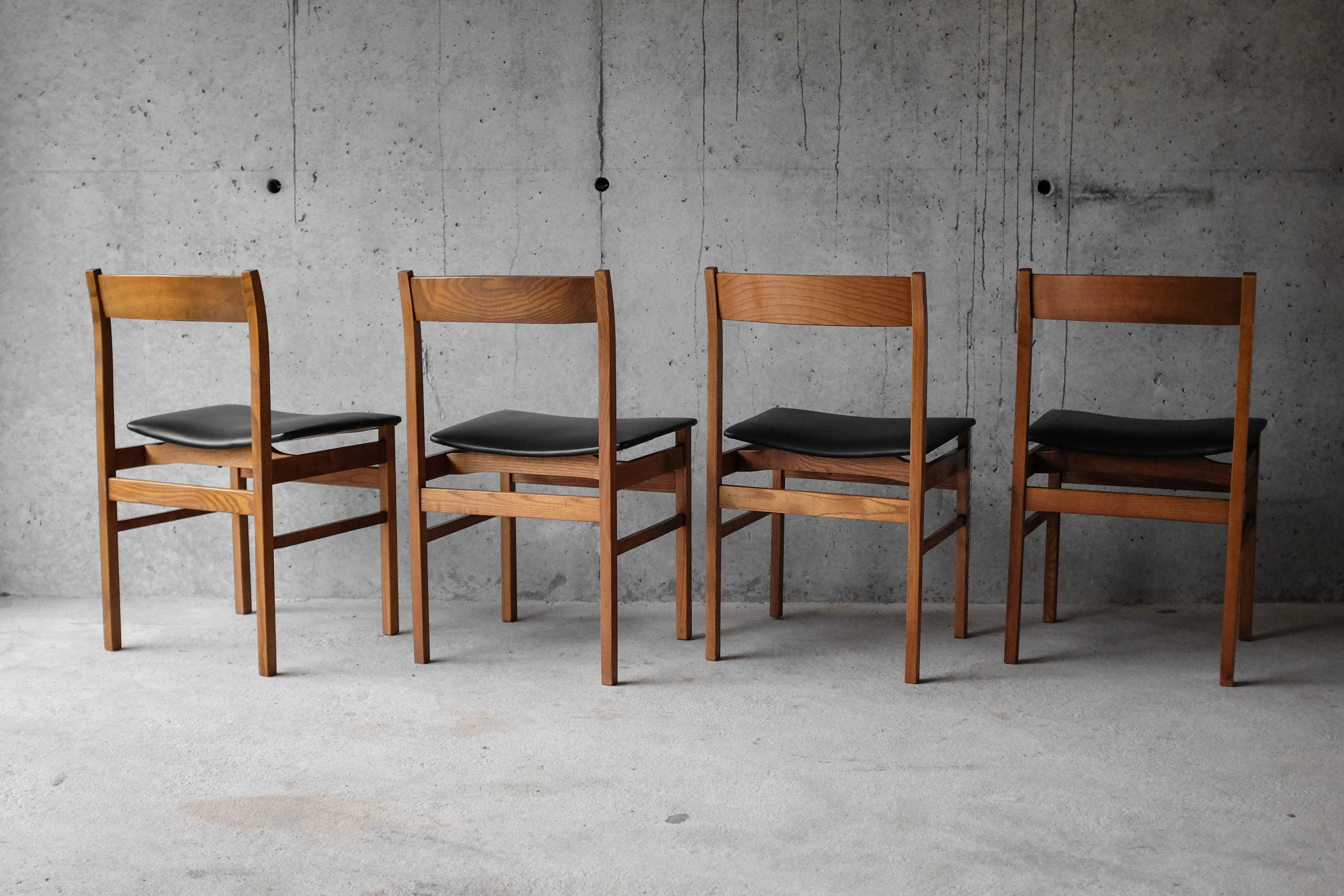 Table and 4 chairs 60