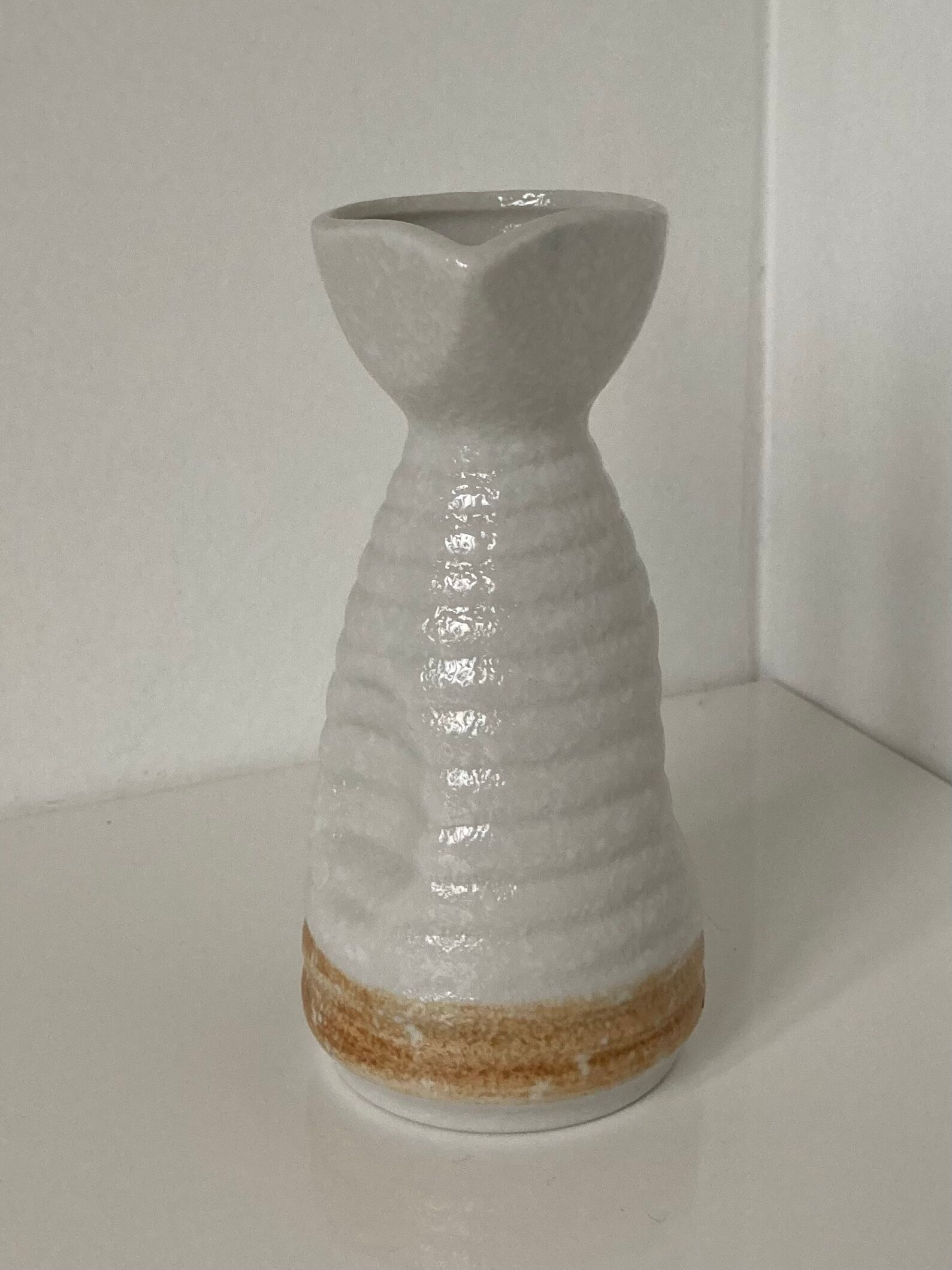 Carafe à saké japonaise pouvant former vase ou saucière en porcelaine émaillée