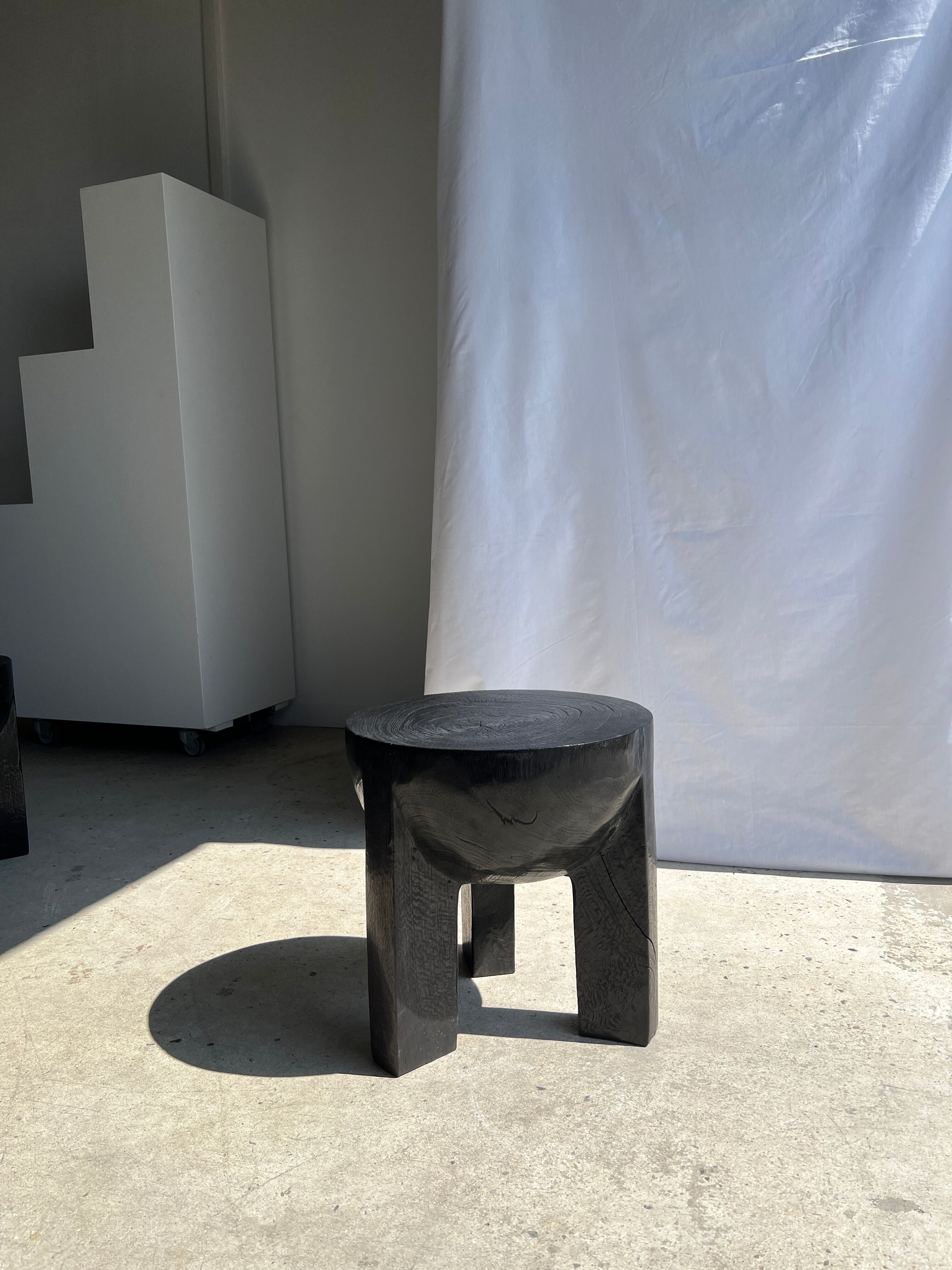 Black mango wood tripod side table with a semi-spherical top, height: 45 cm, diameter: 44 cm.