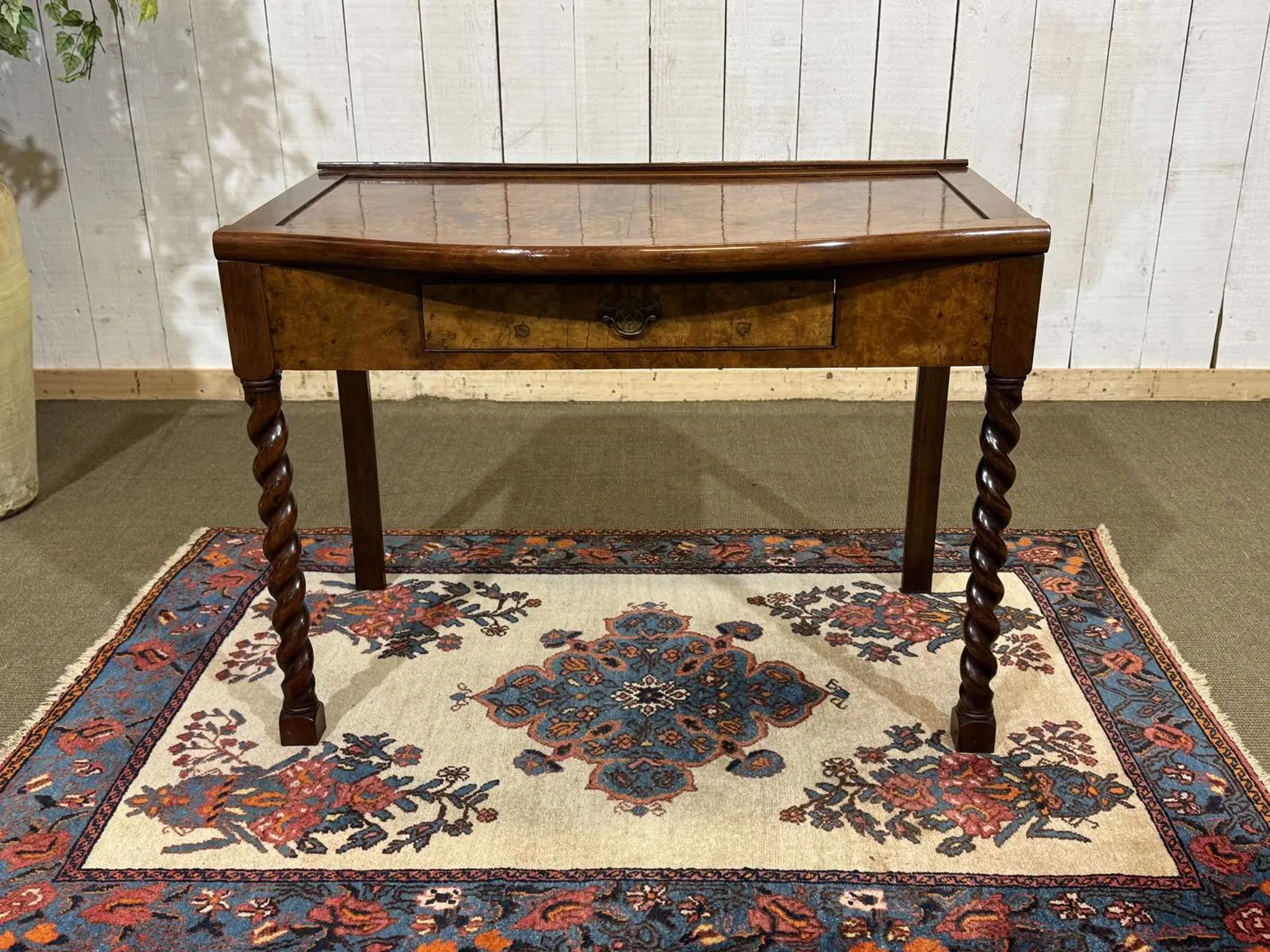 English desk table in walnut burl from the early 20th century.