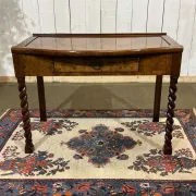 English desk table in walnut burl from the early 20th century.