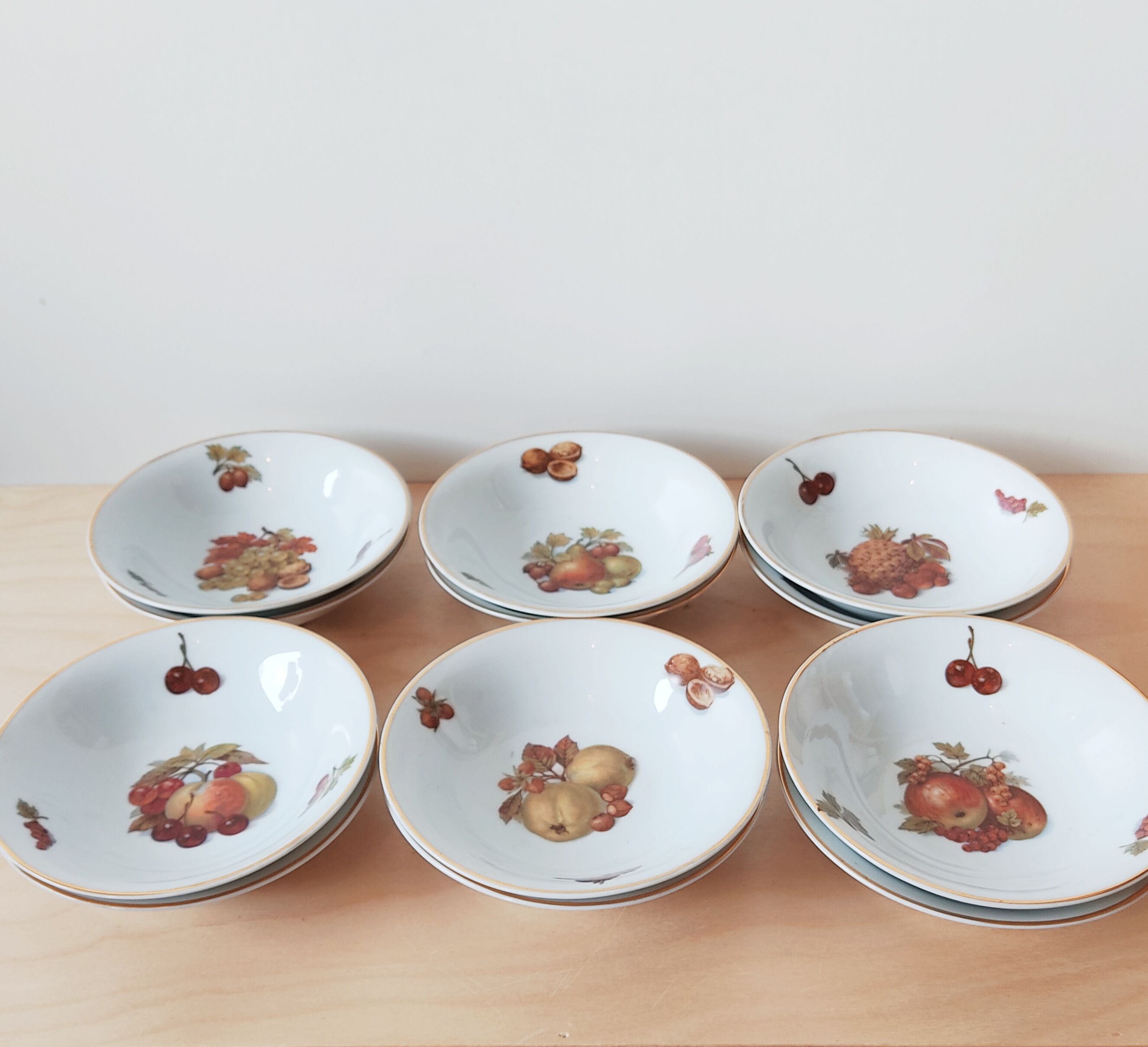 Set of 12 bowls decorated with Creartis Renaix fruit