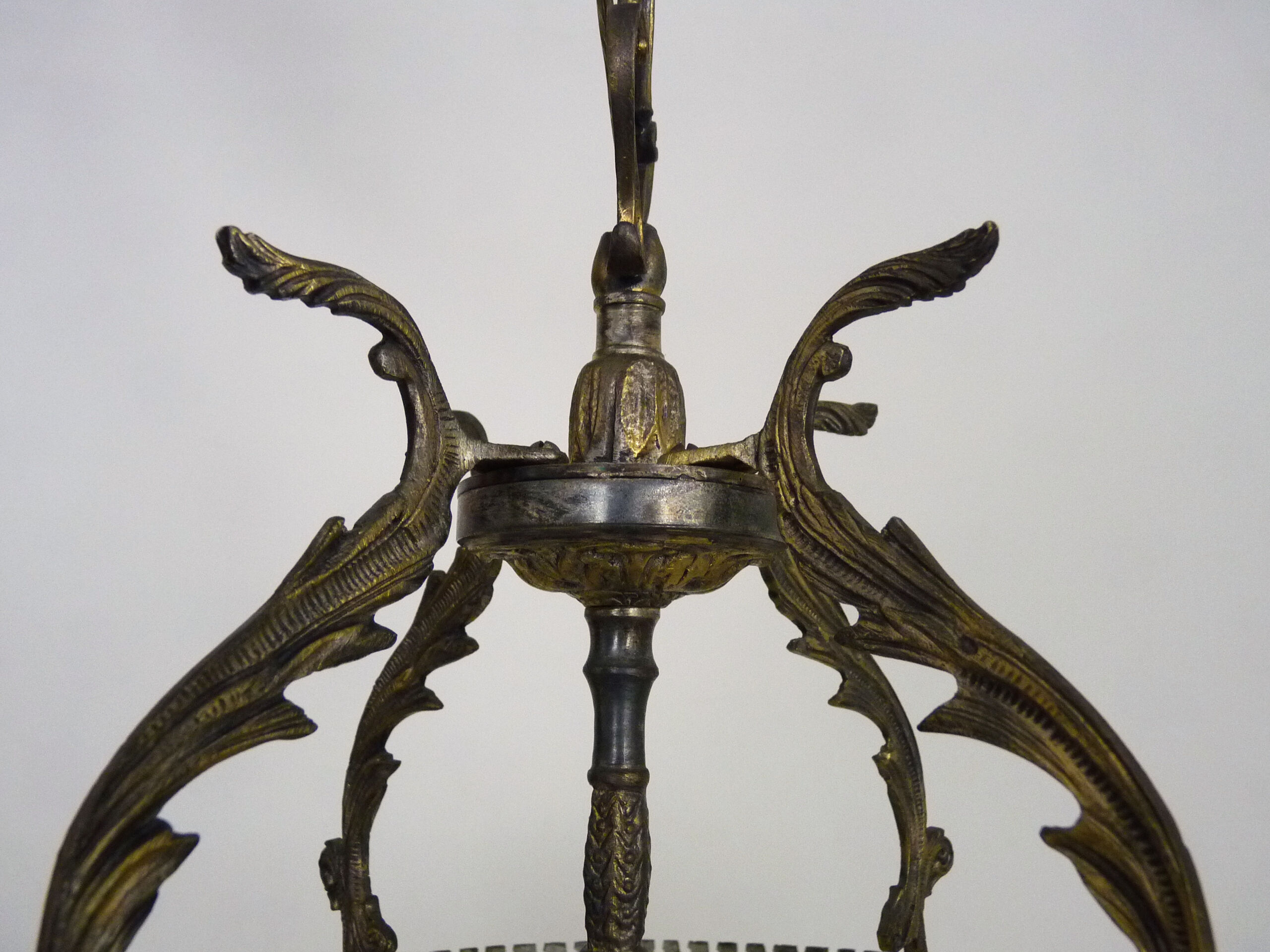 Old chandelier in bronze or silver brass, 4 lights, crystal grapevines. Year 60 70