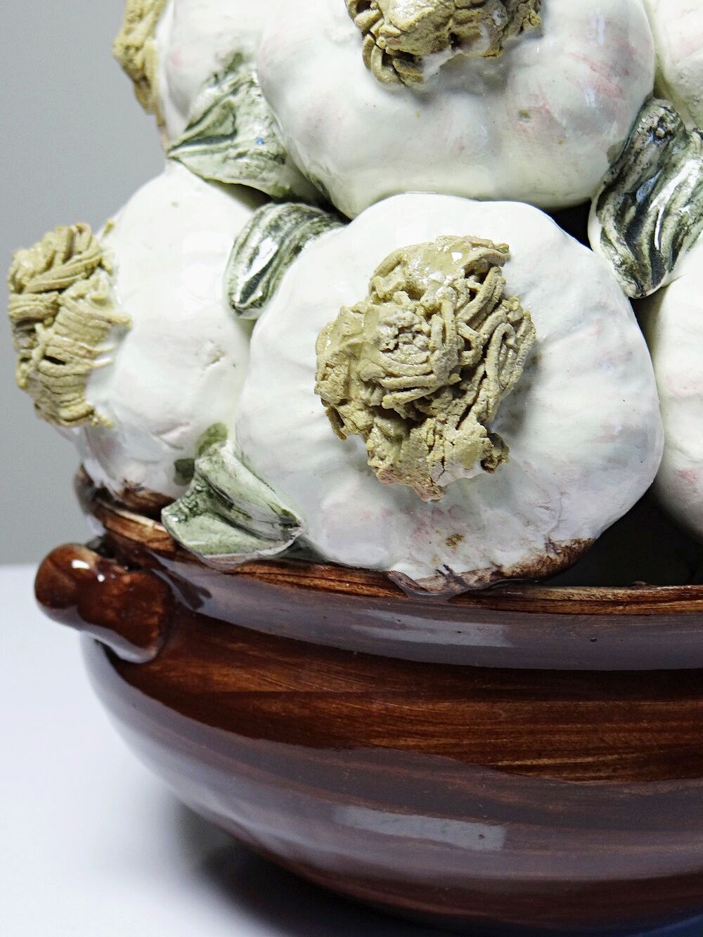 Vintage trompe-l’œil garlic pyramid in glazed ceramic from Manises, Spain.