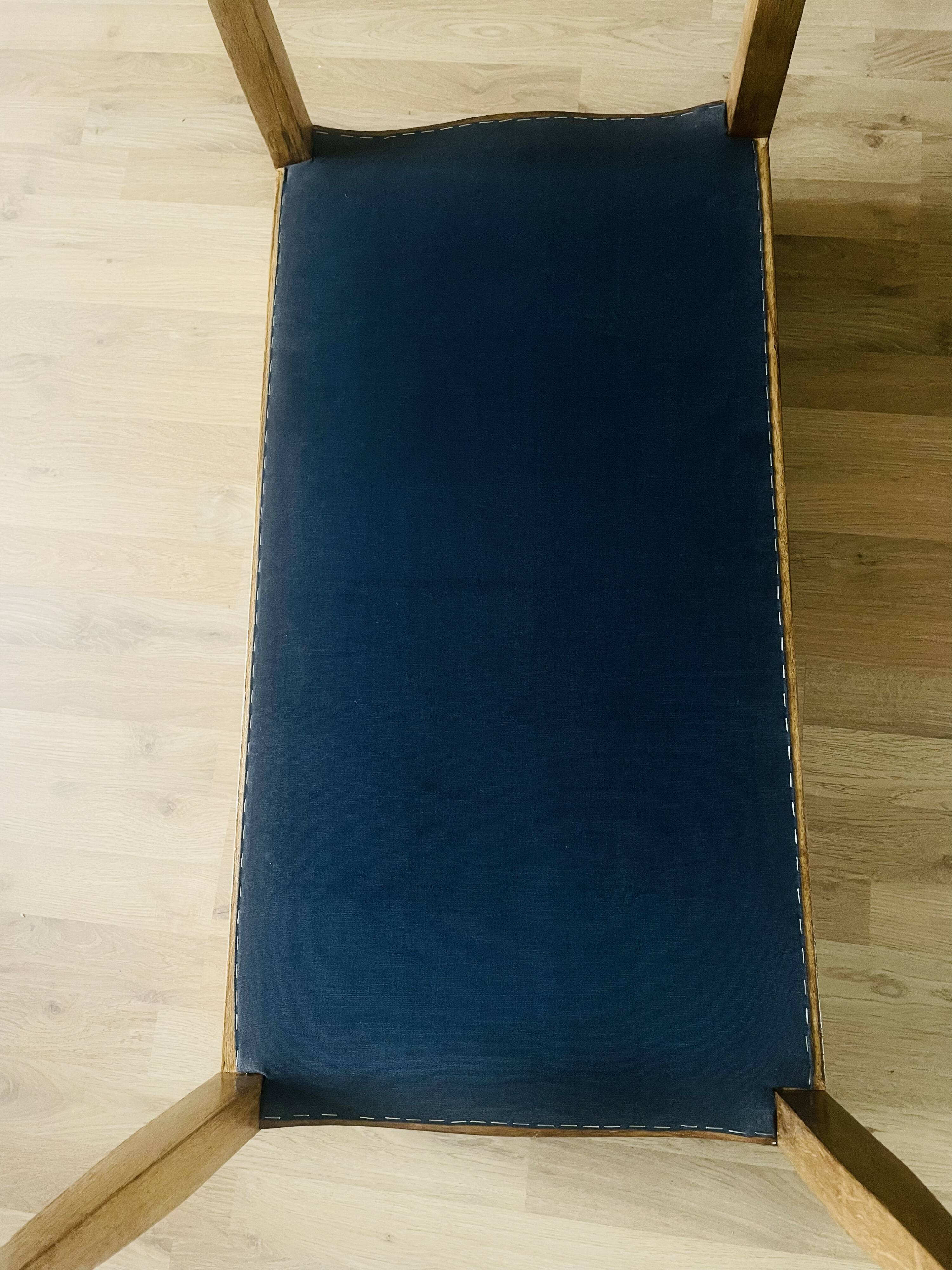 Oak bench, white fabric