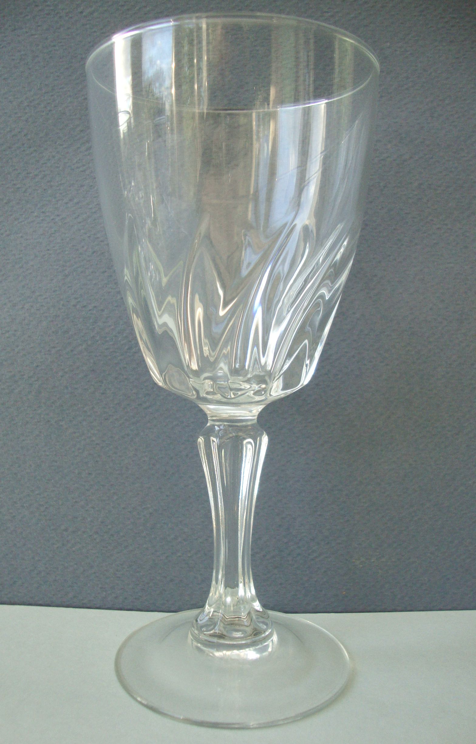 Suite of 12 glasses of wine 60s