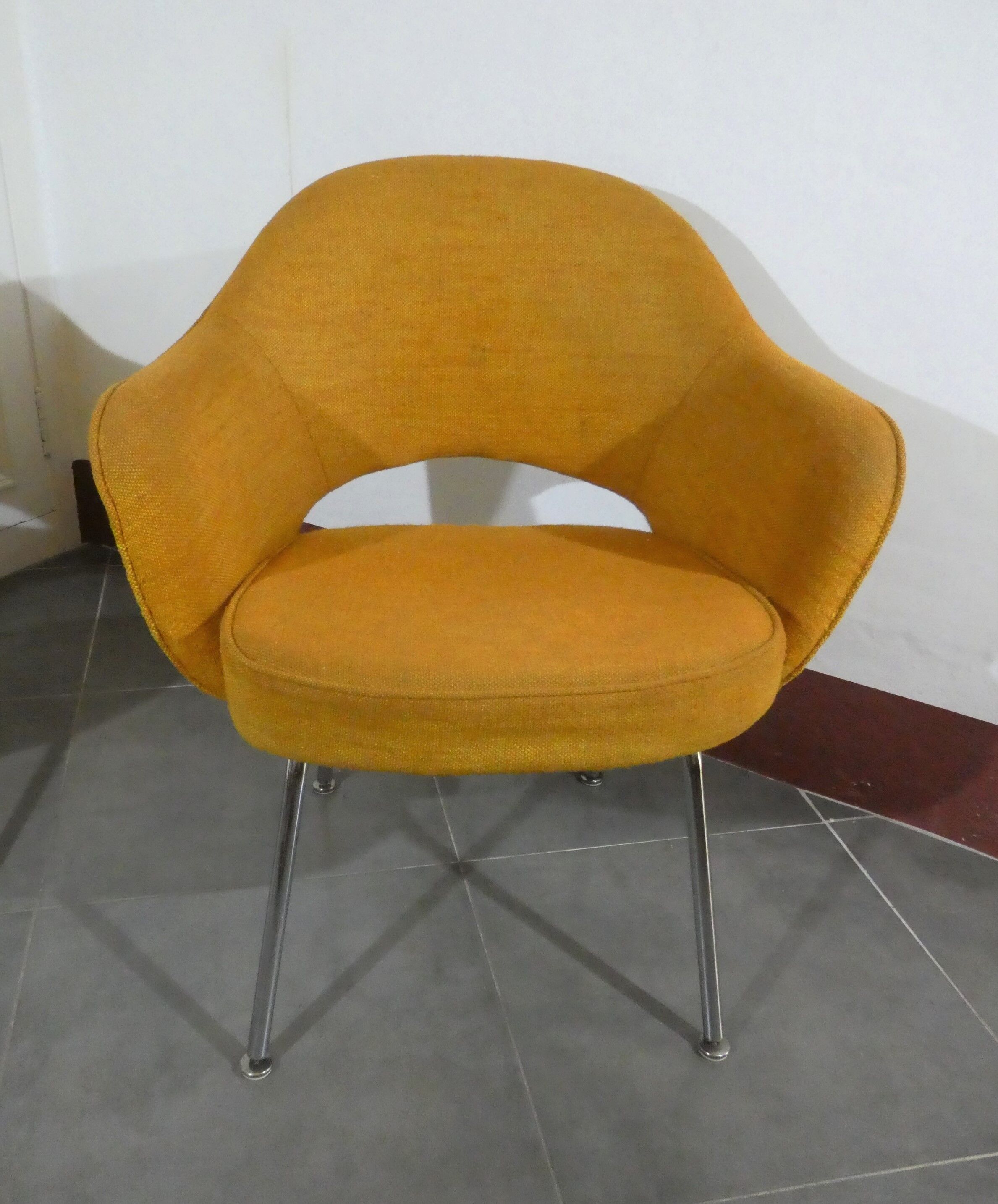 2 Saarinen chairs