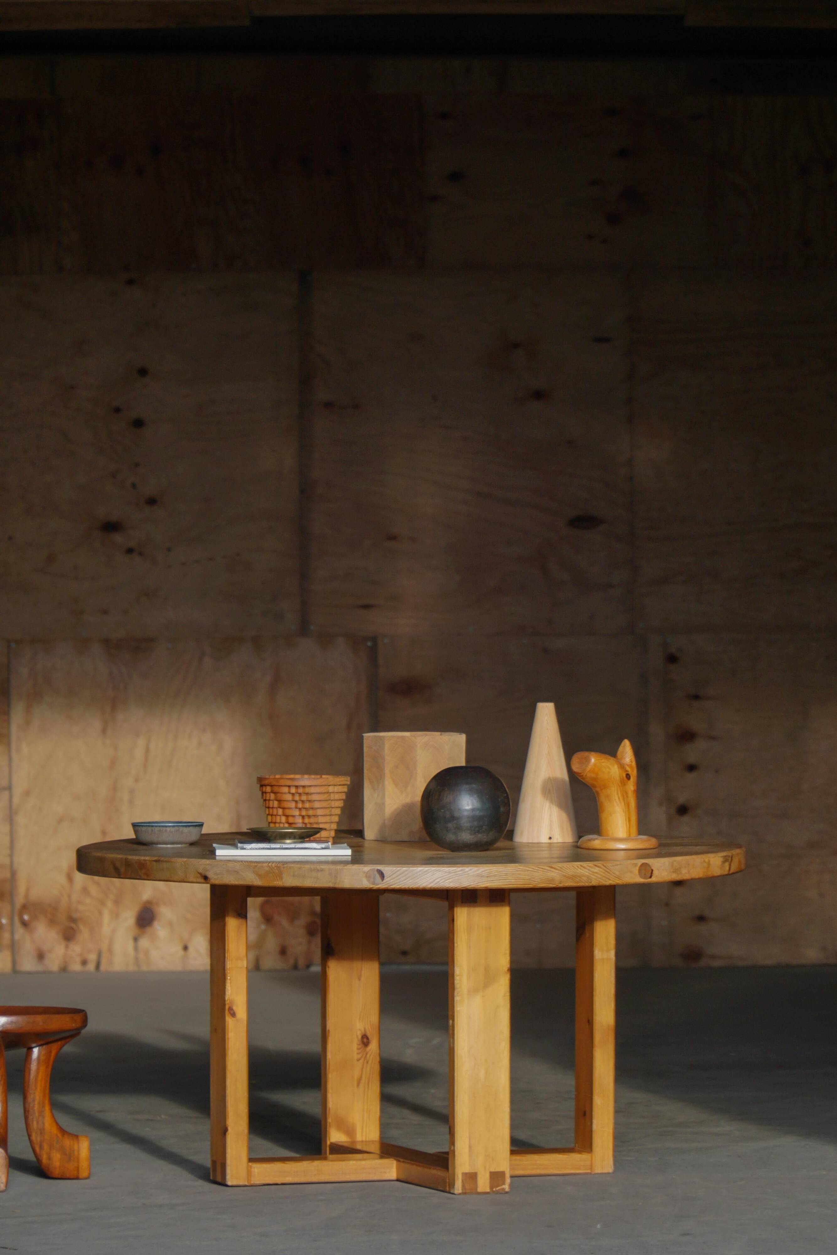 Round table in pine by Roland Wilhelmsson, mid-20th century.