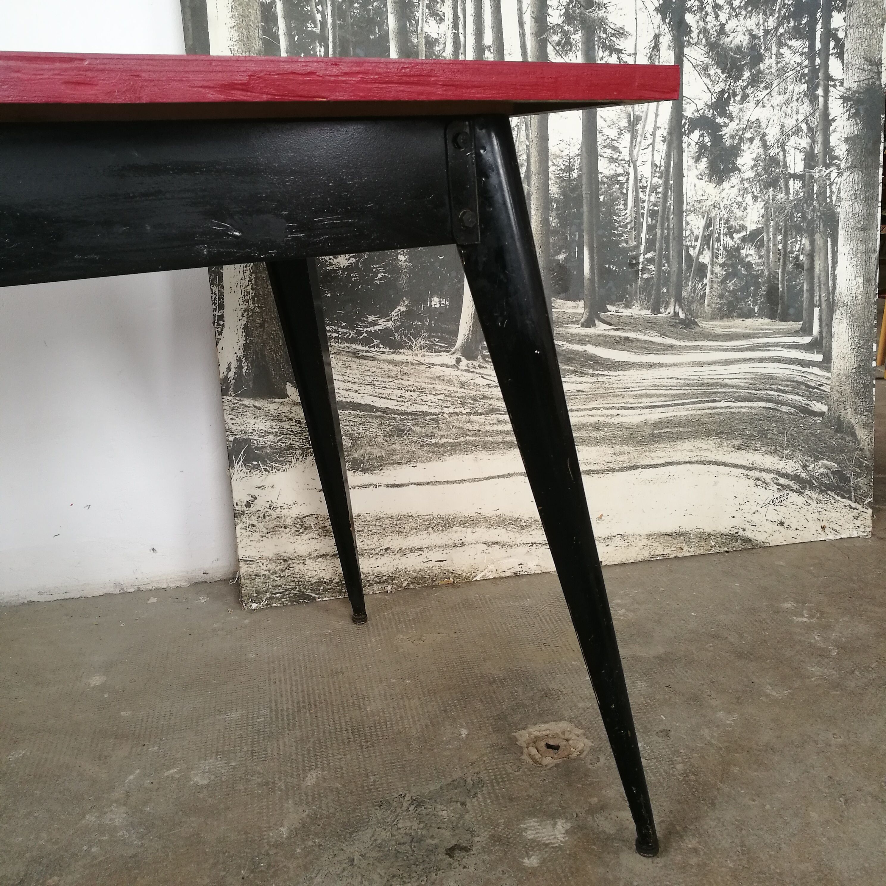 Table Tolix, by Xavier Pauchard pedestal compass