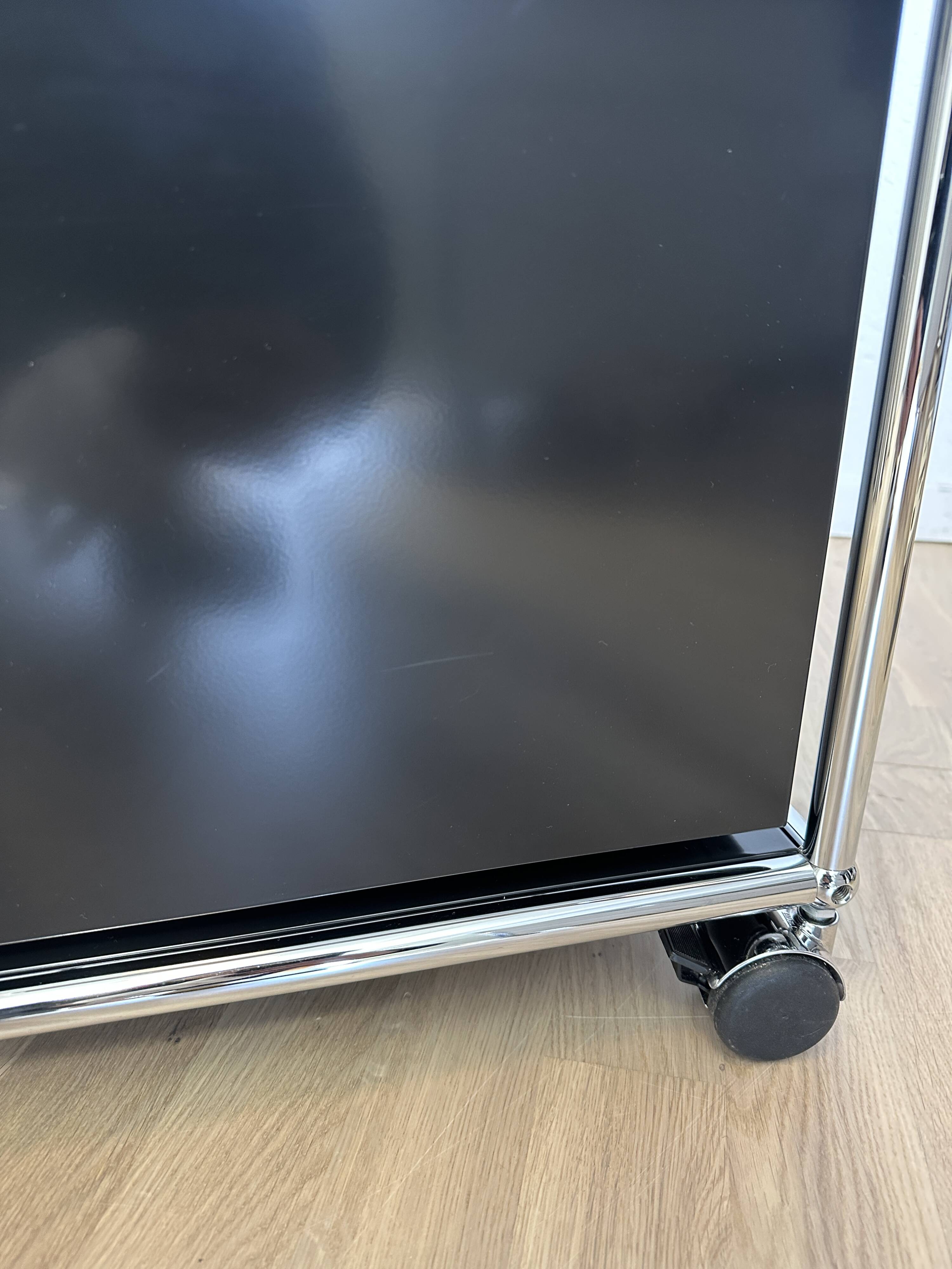 USM Haller wheeled caisson in Graphite Black