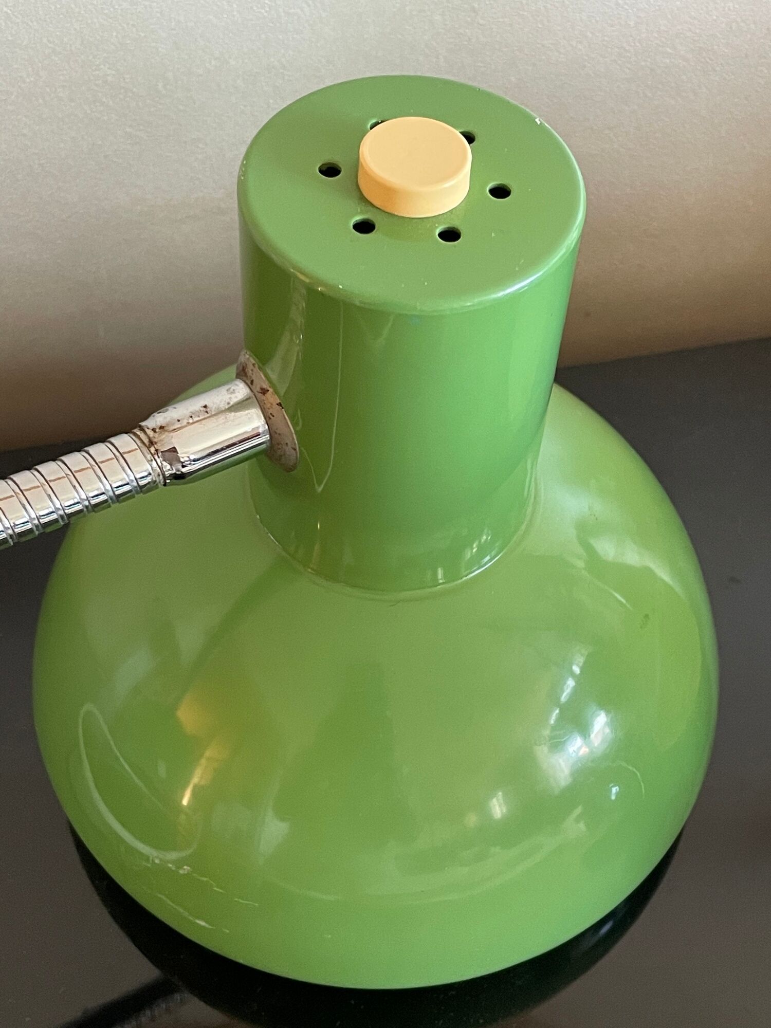 Large vintage desk lamp in articulated pistachio aluminum