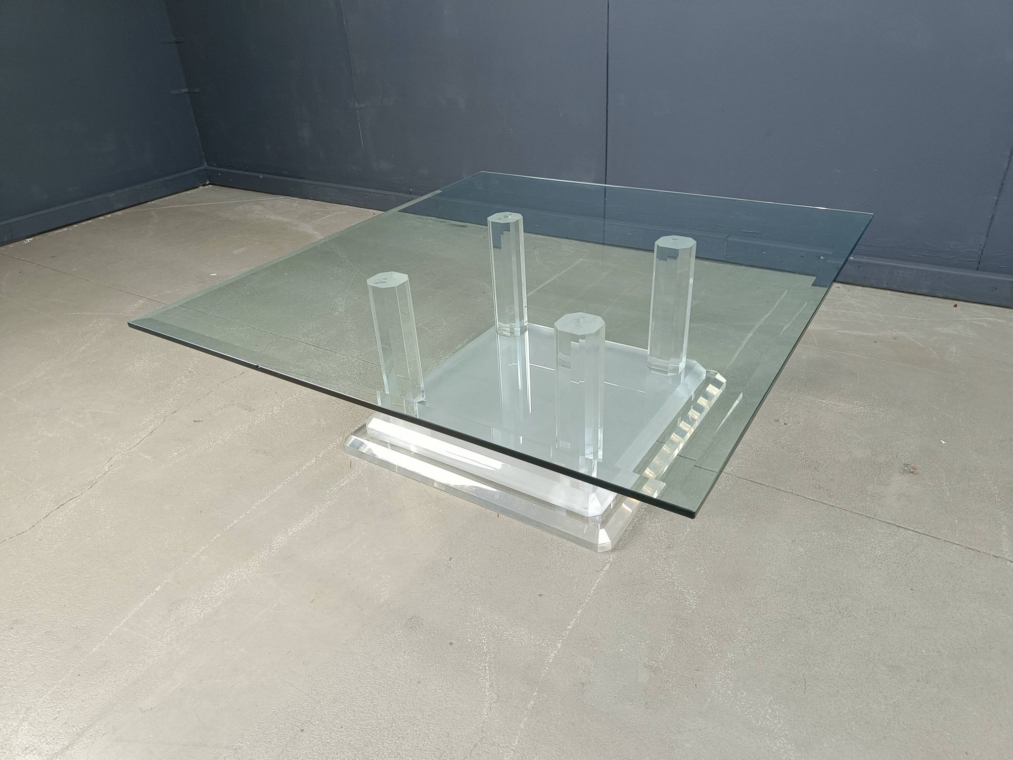 Table basse ou table d'appoint en Lucite, années 1970